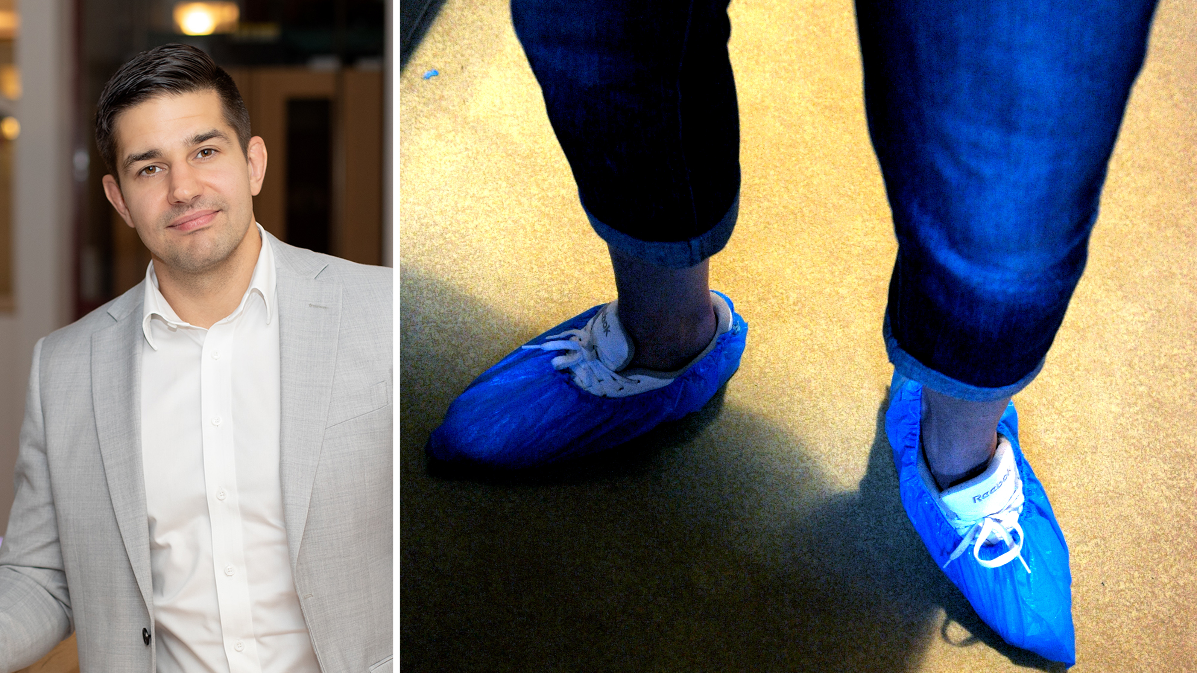 David Gyllenstråle i ljus kostym står inomhus. Bredvid honom syns fötter med blå skoskydd och jeans på ett gult golv.