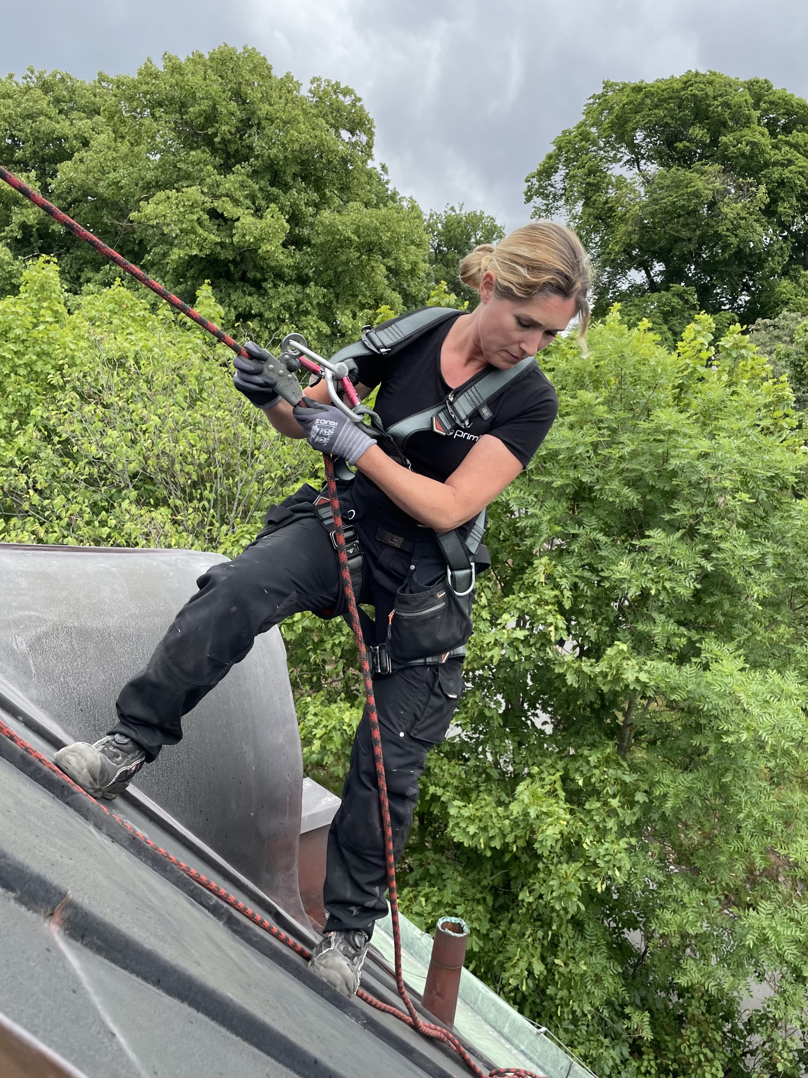 Therése Svedberg på ett högt tak