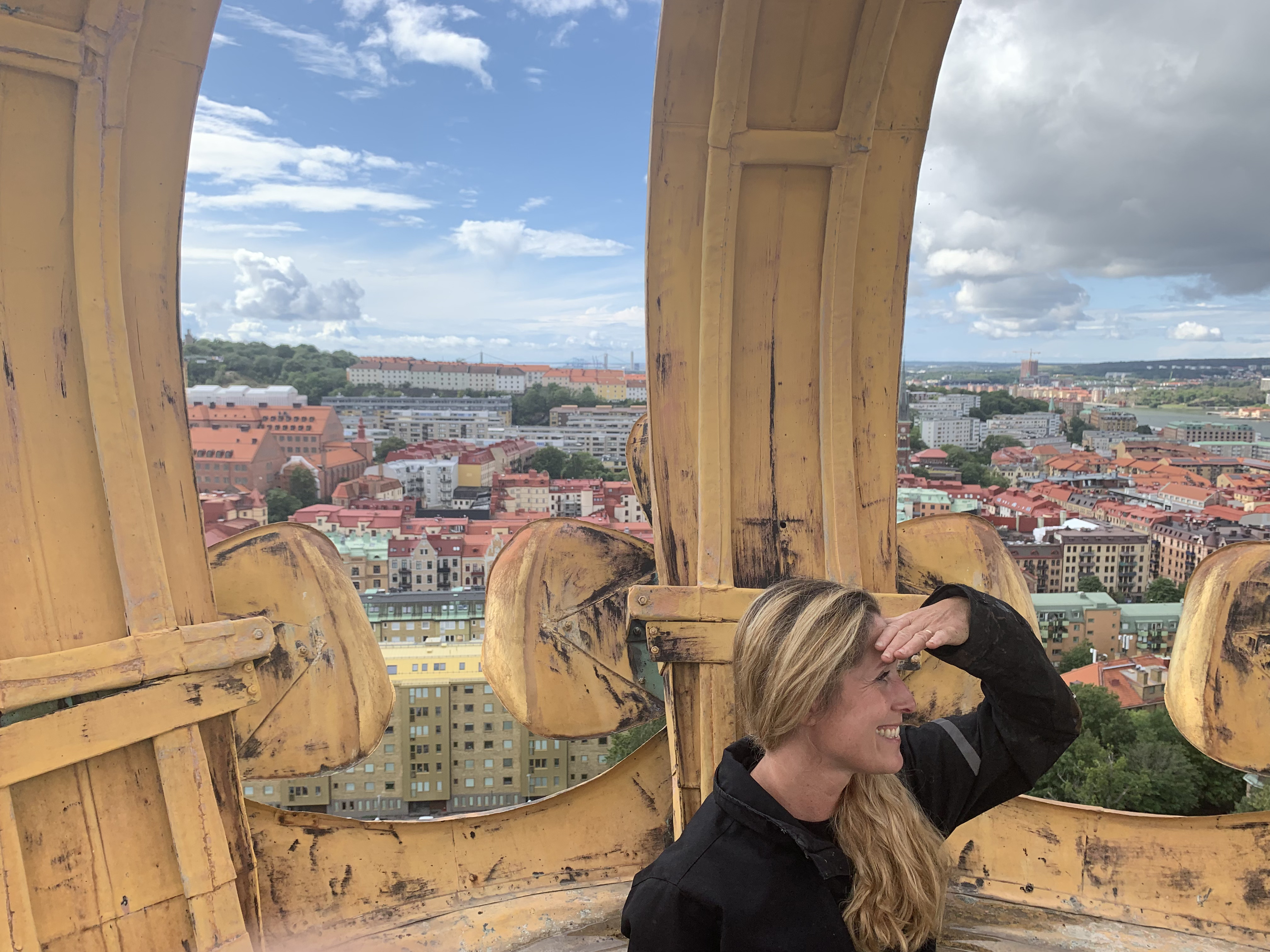 Therése Svedberg med utsikt över staden i bakgrunden