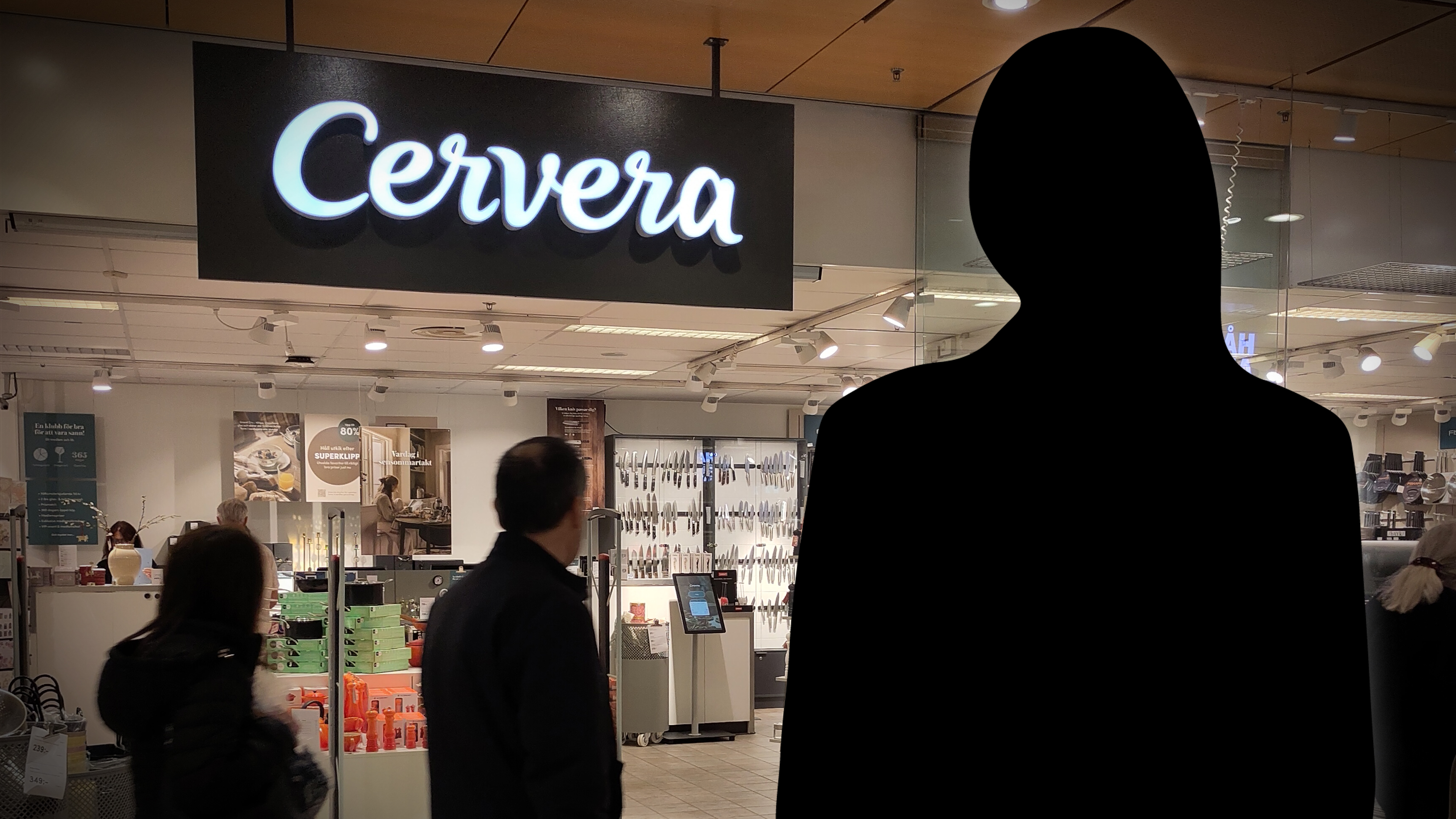 Tre personer står framför en Cervera-butik där köksartiklar syns inuti; en person syns som siluett i förgrunden.