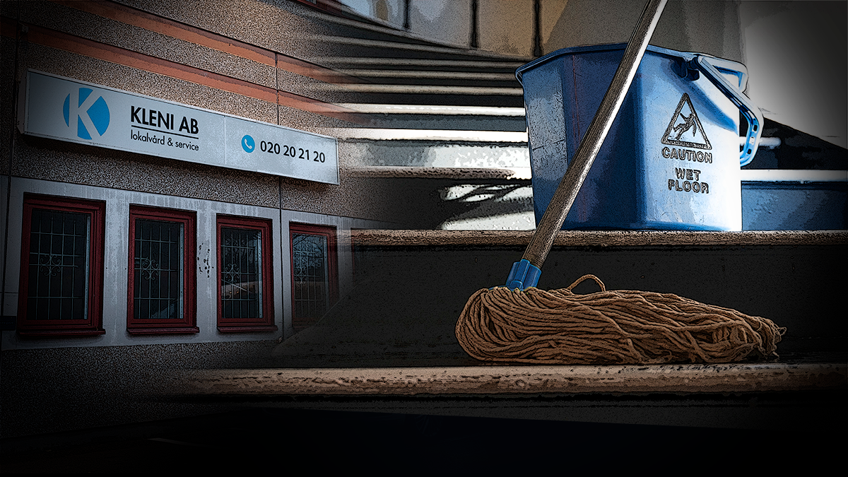 En mopp, en hink och en "Varning för våt golvyta"-skylt står på trappan i en byggnad med skylten "KLENI AB lokalvård & service" på väggen.