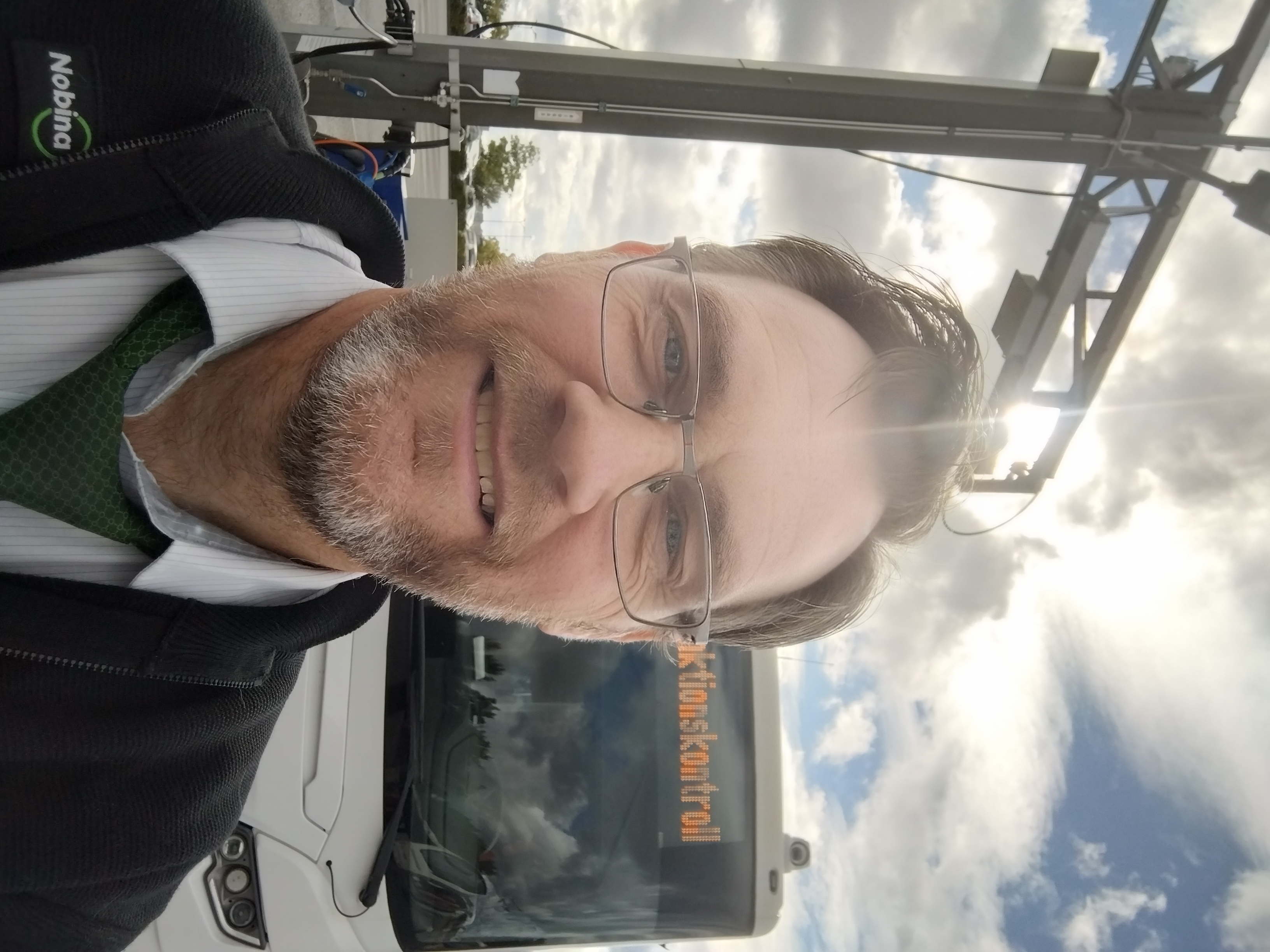 Mikael Andersson framför en buss