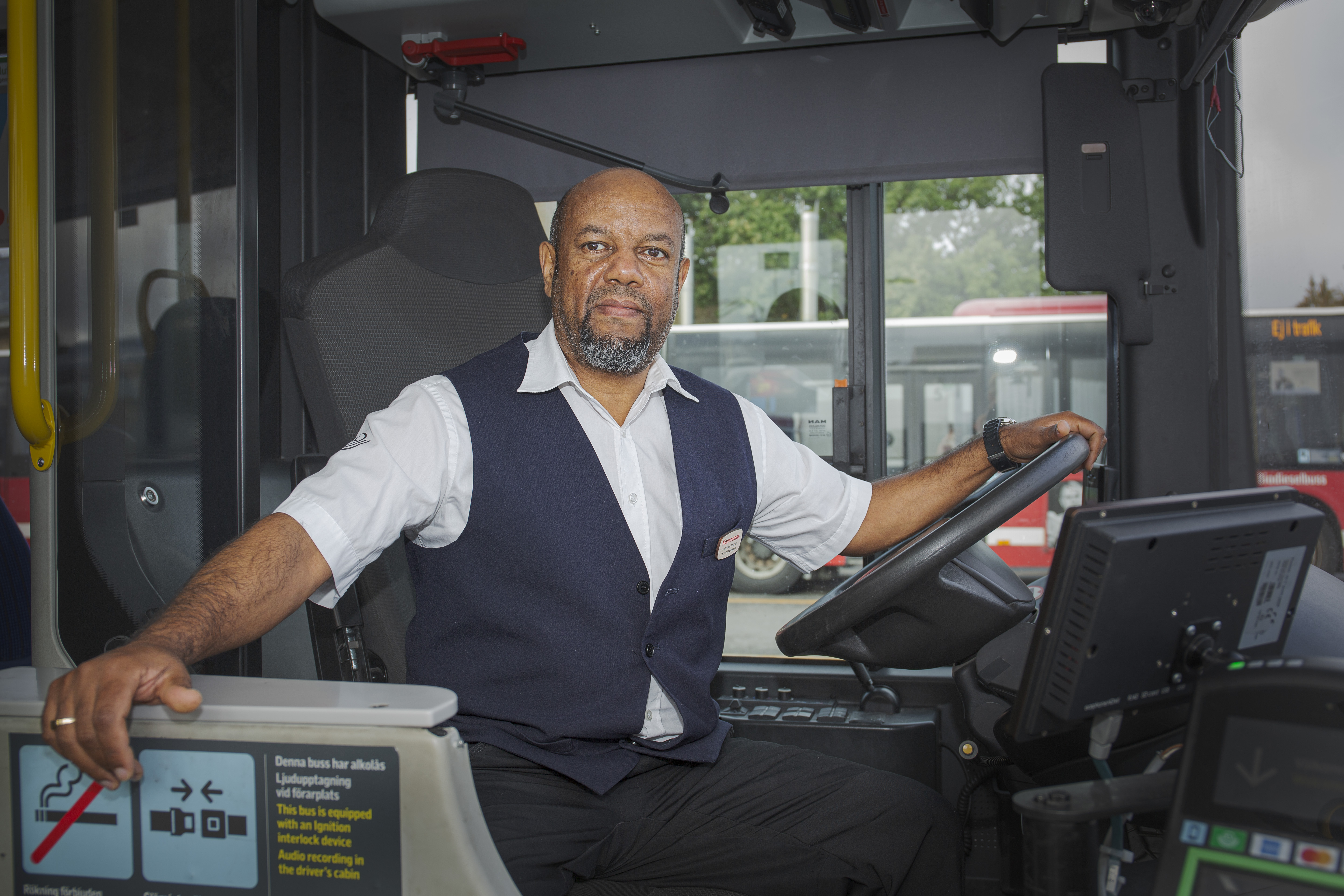 Temesgen Tekeste på förarsätet i en buss