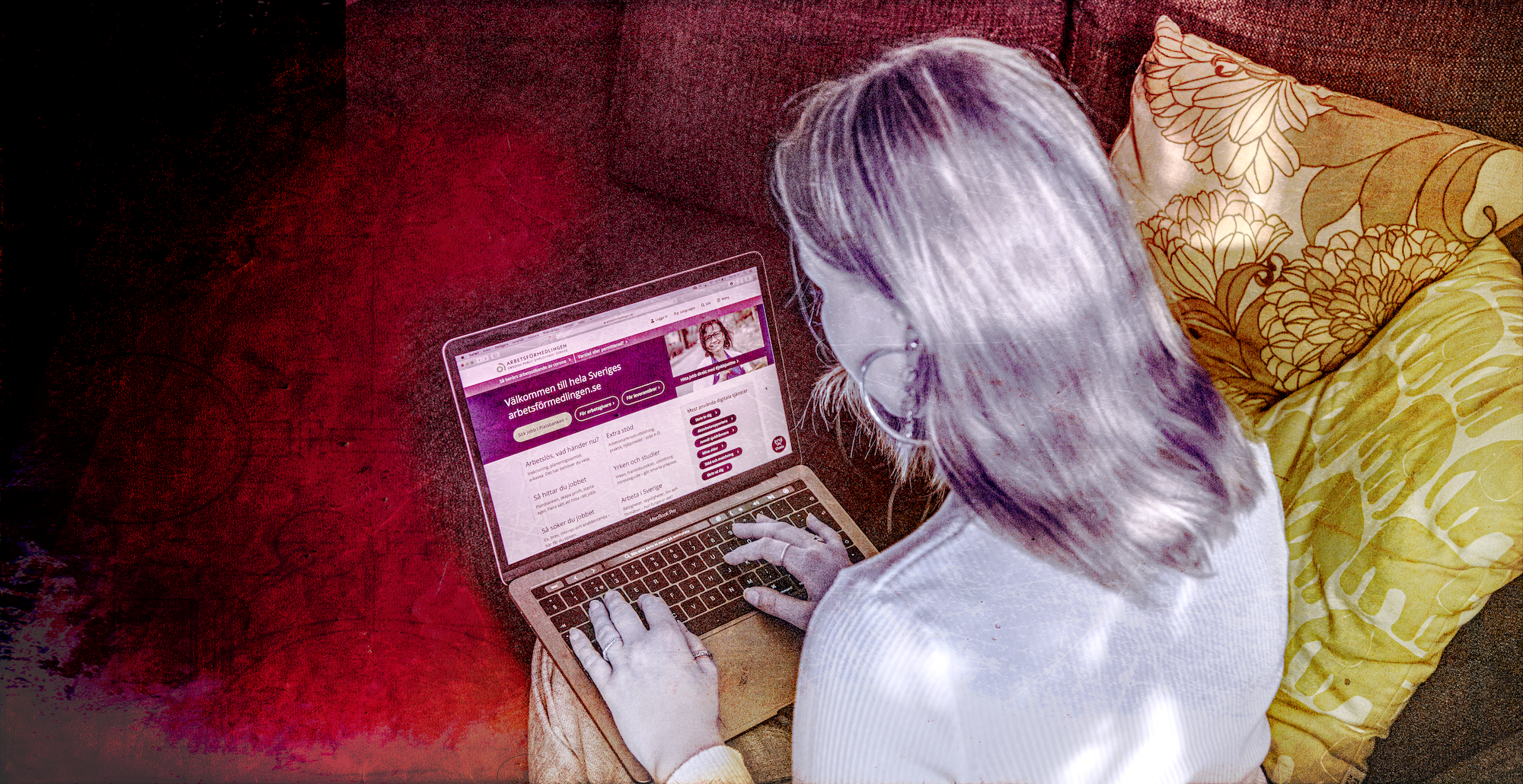 En person sitter med en laptop och läser på Arbetsförmedlingens hemsida