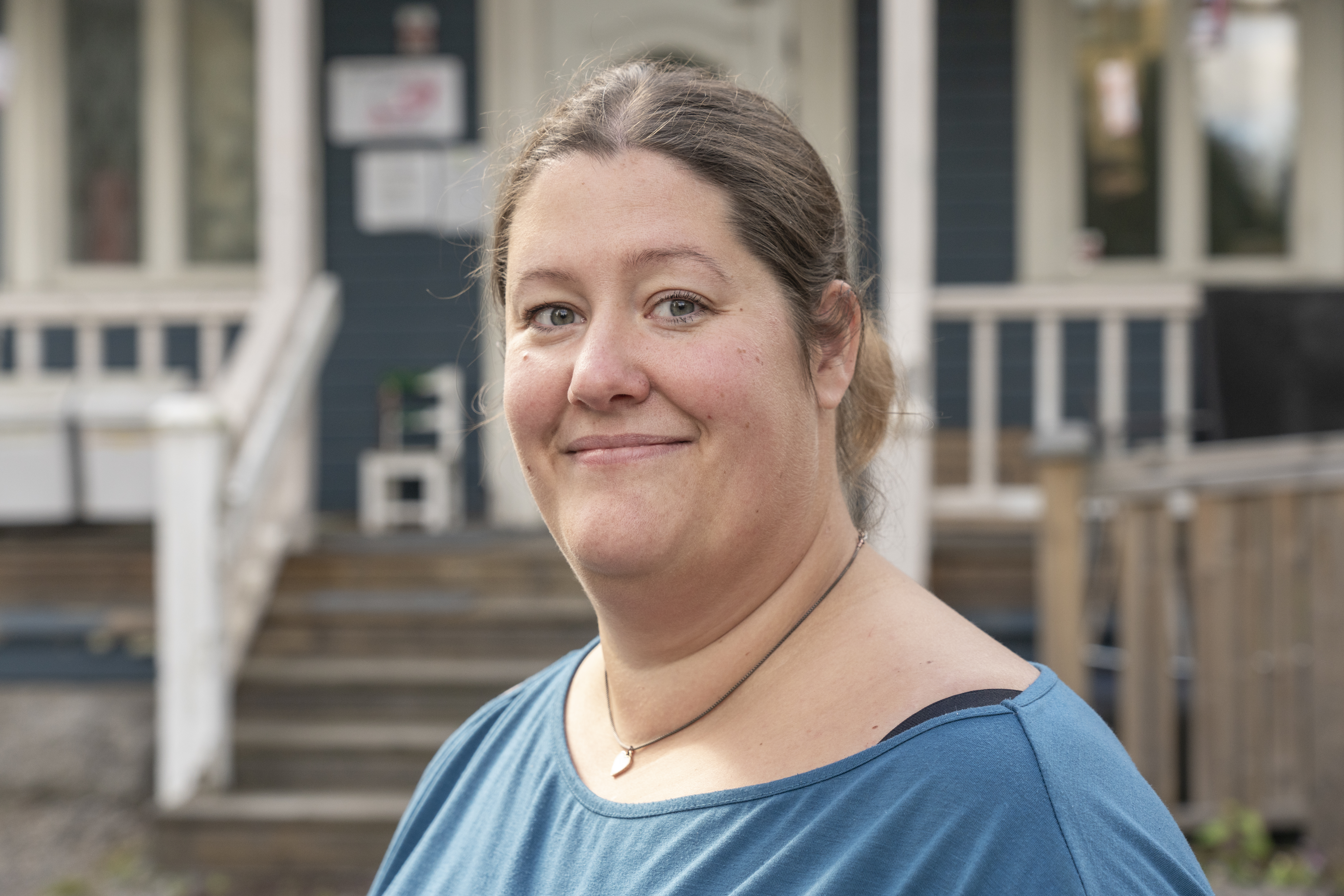 Lina Westerberg framför förskolans yttertrappa.