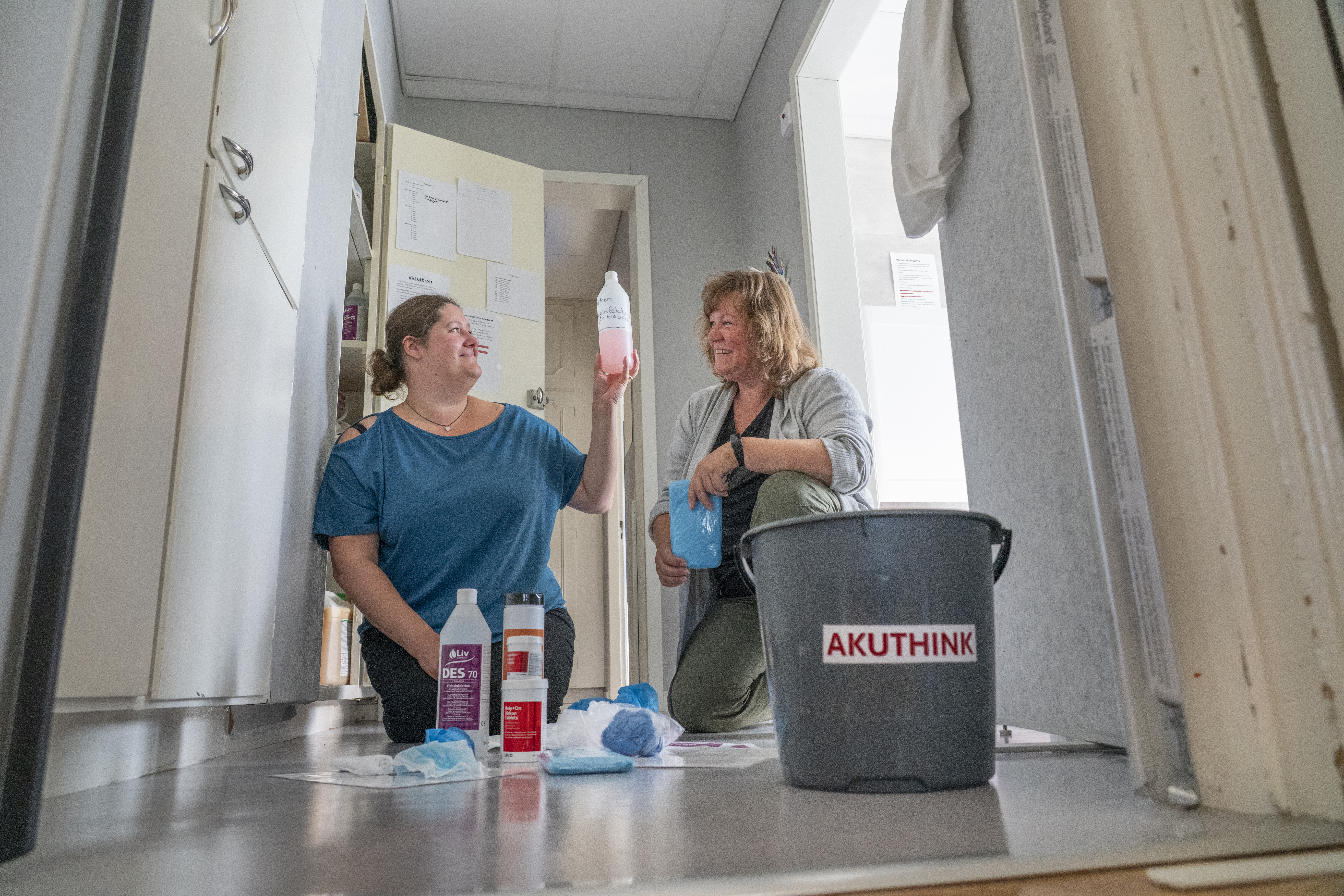 Helena Sandström och Lina Westerberg städar på förskolan.