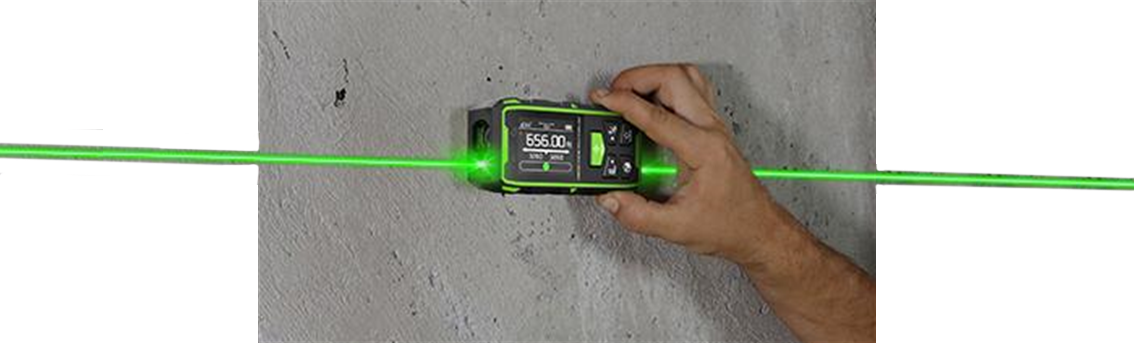 En hand håller en digital lasermätare mot en betongvägg, med en grön laserlinje projicerad horisontellt.