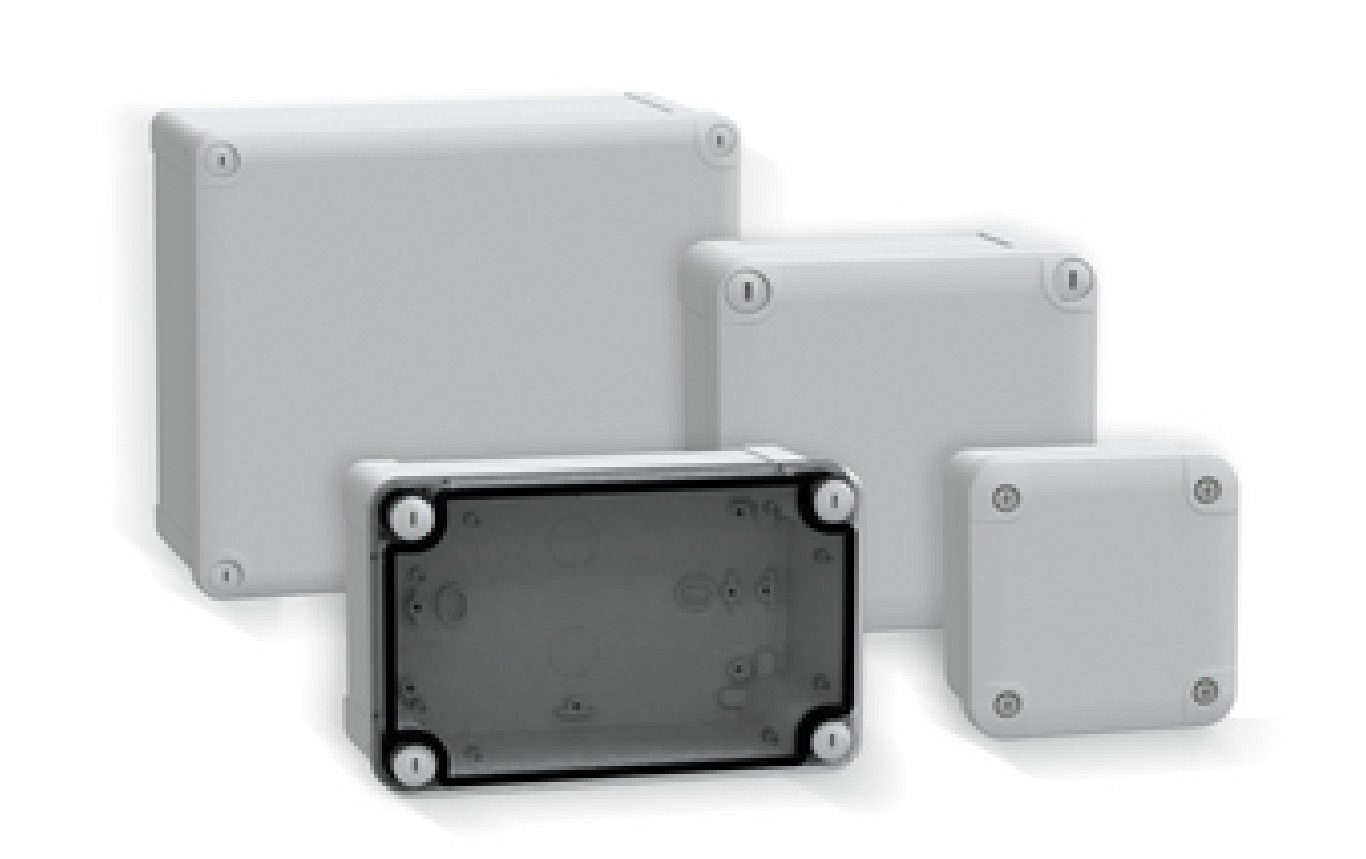 Fyra rektangulära kopplingsdosor i plast i olika storlekar, tre med täckt lås och en med genomskinligt lås på en enkel yta.