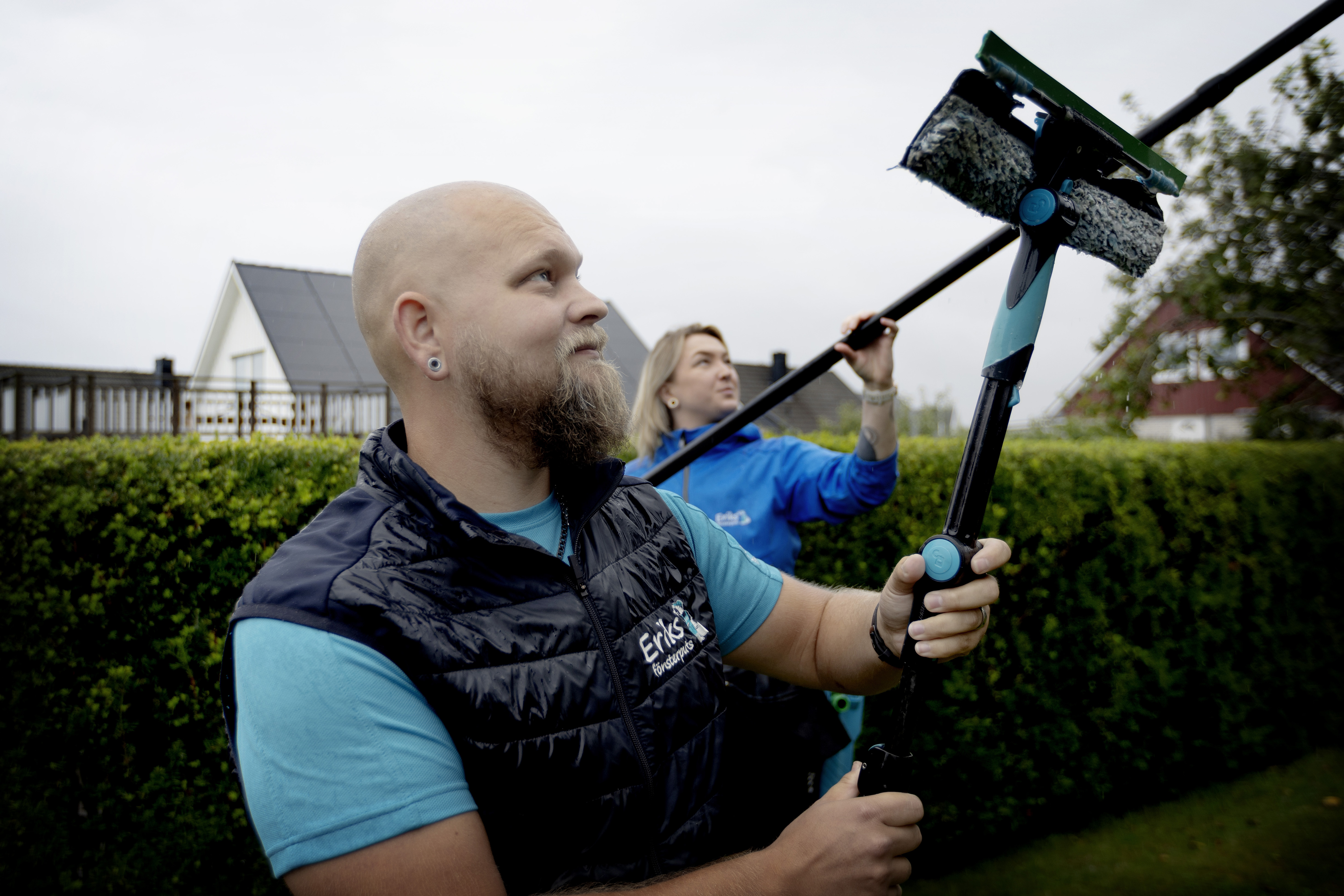 Emil Karlsson och Felicia Wikström, fönsterputsare på Eriks fönsterputs i Varberg. Två år efter en allvarlig fallolycka har Eriks fönsterputs stärkt sitt säkerhetsarbete efter påtryckningar från Emil Karlsson som är regionalt skyddsombud i Fastighets. Nu använder man teleskopskaft för att slippa långa stegar.