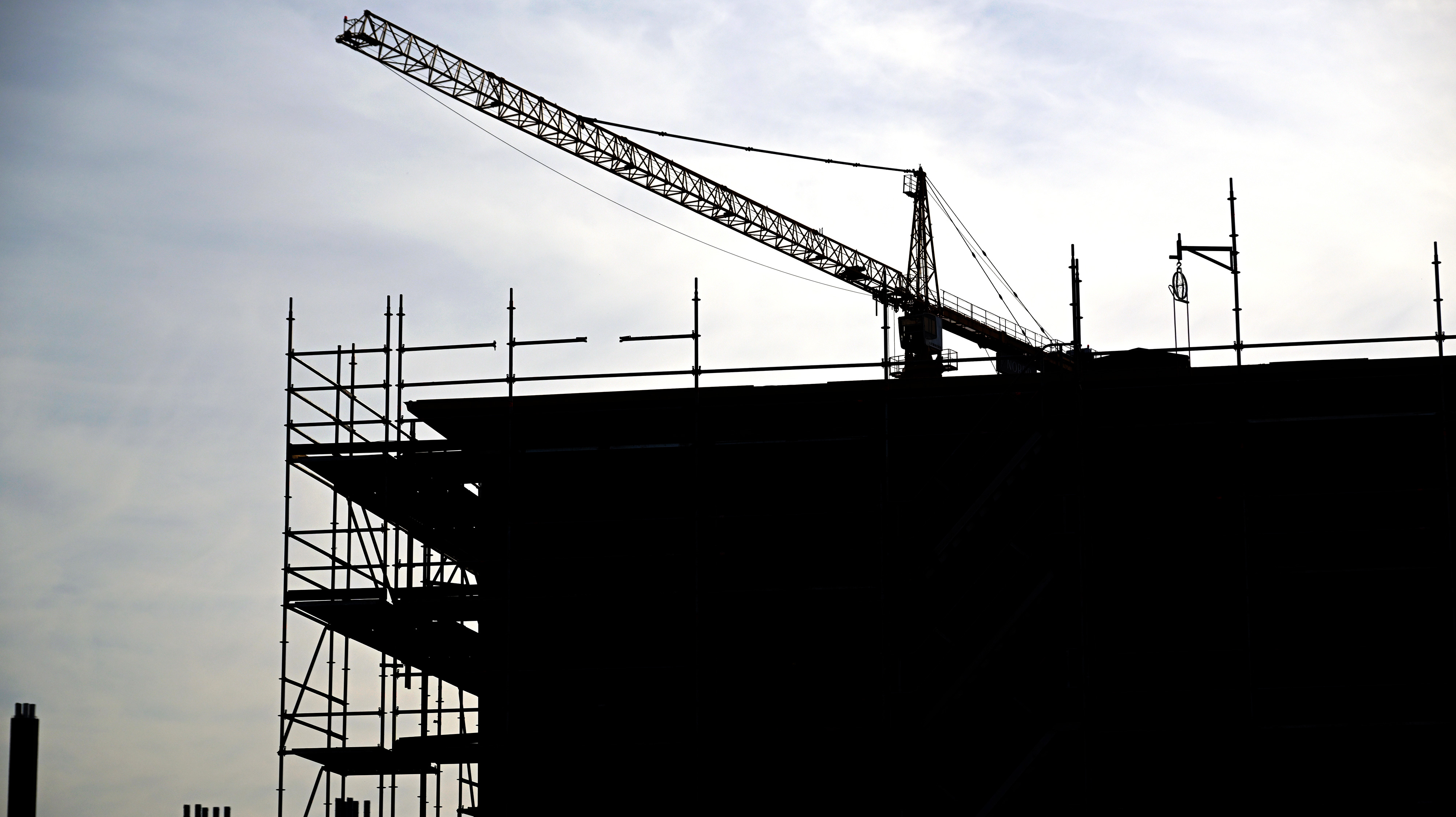 Byggarbete med byggställningar.