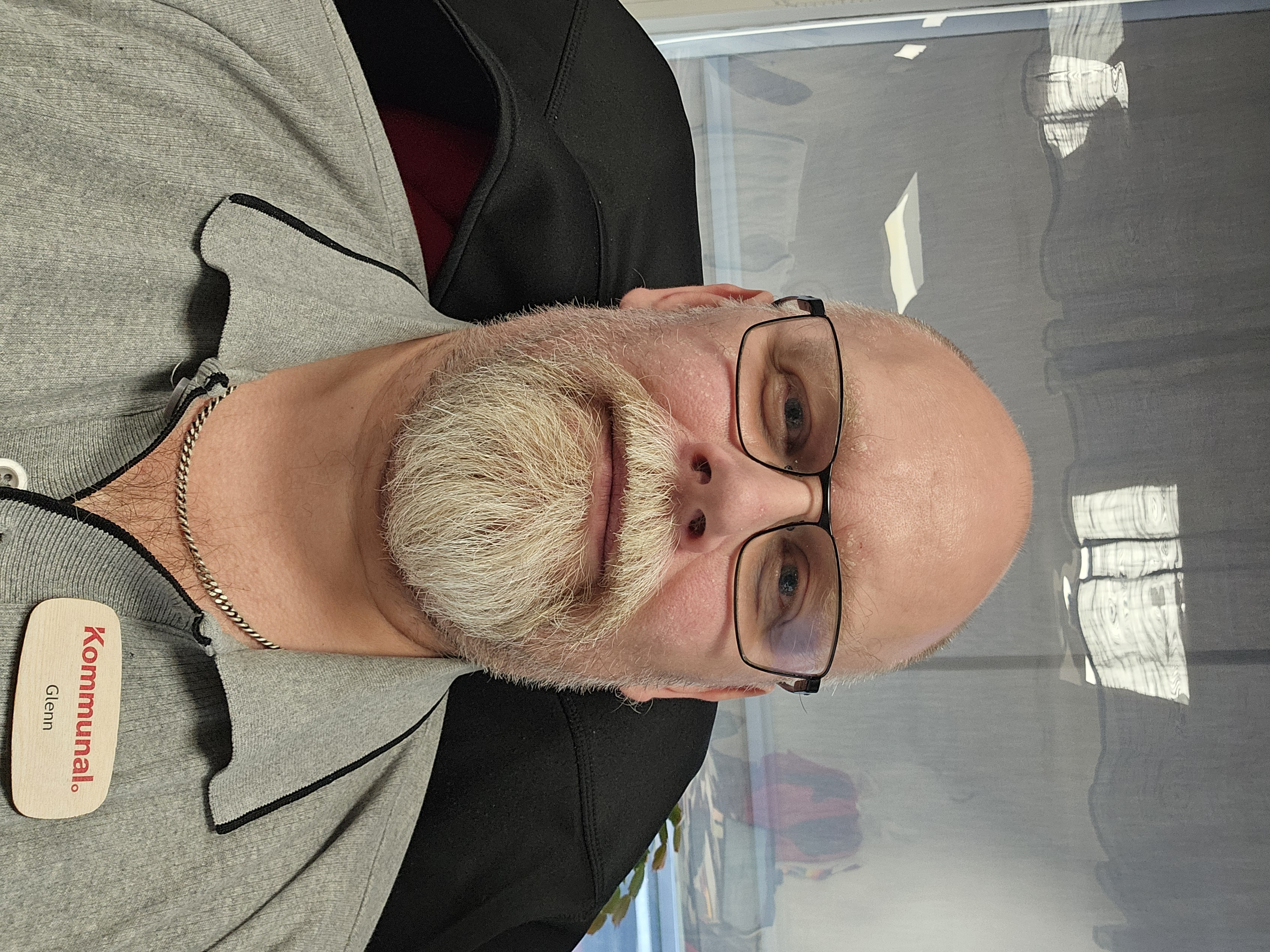 Glenn Bång Nässlander. På hans bröst finns en skylt med Kommunals logotyp.