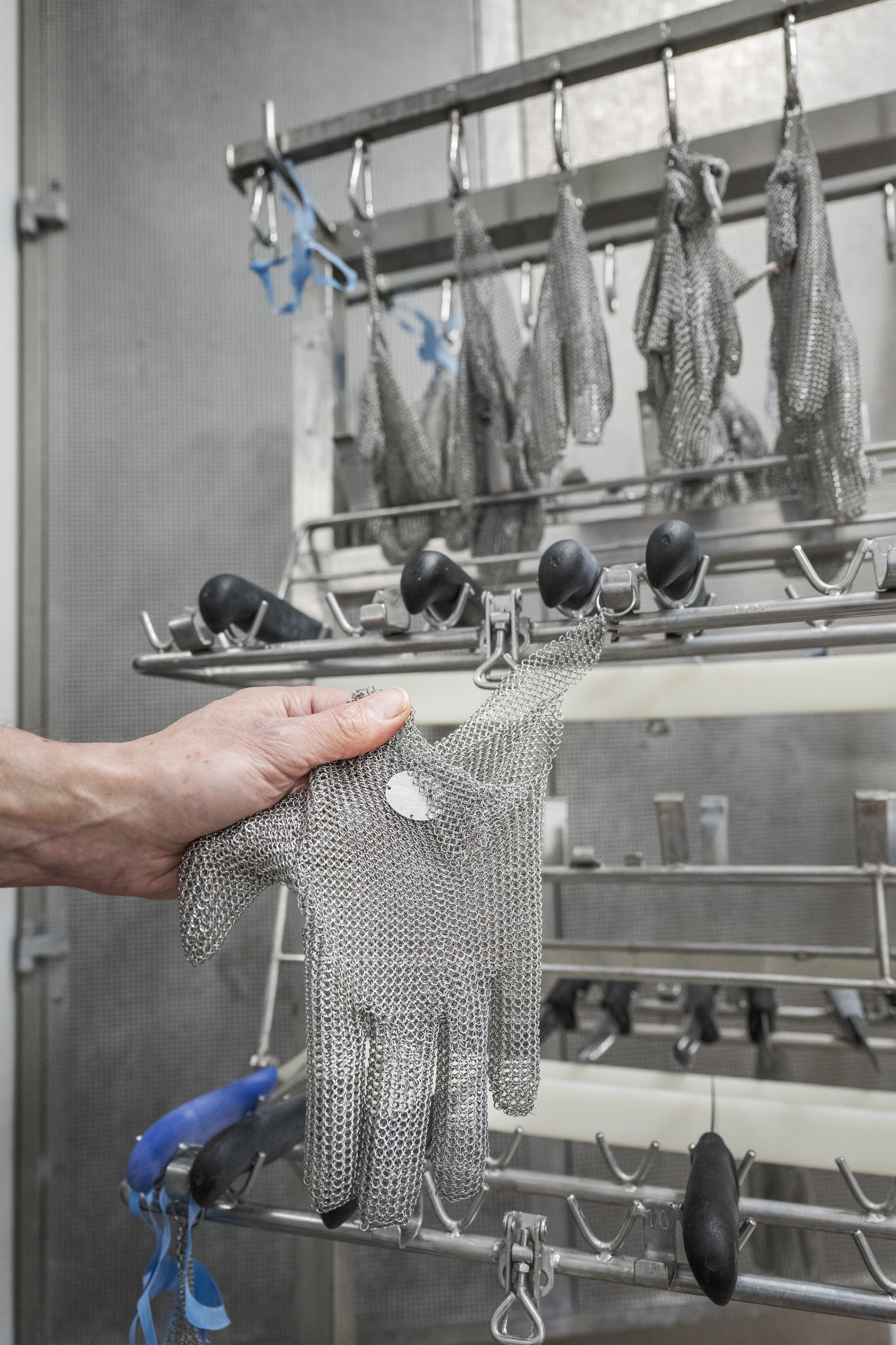 Brynjehandskar på en ställning.