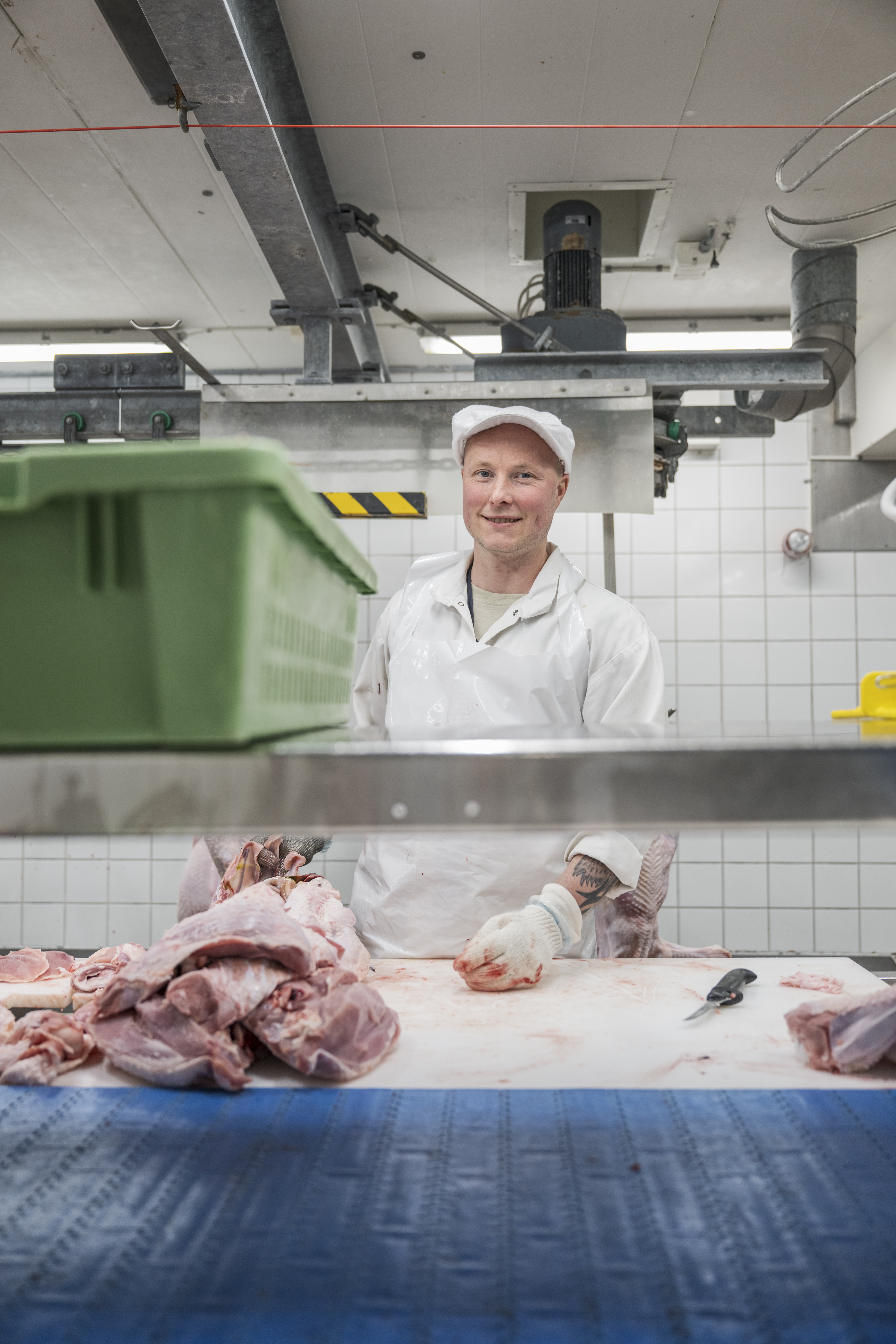 Viktor Lidholm i arbetskläder på jobbet.