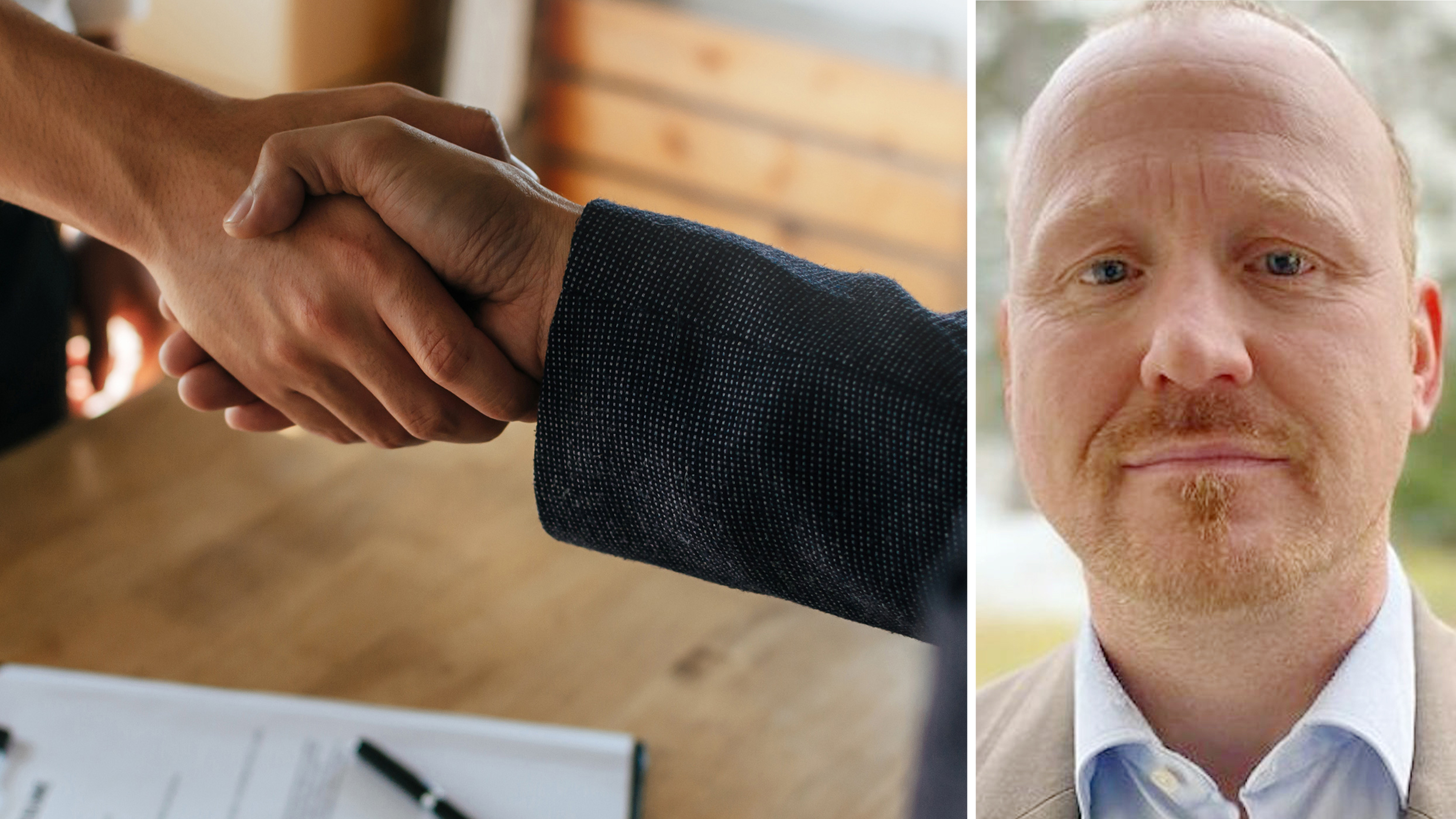 Två personer skakar hand över ett skrivbord med papper, bredvid ett närbildsporträtt av en man med ljus hud och rött hår.