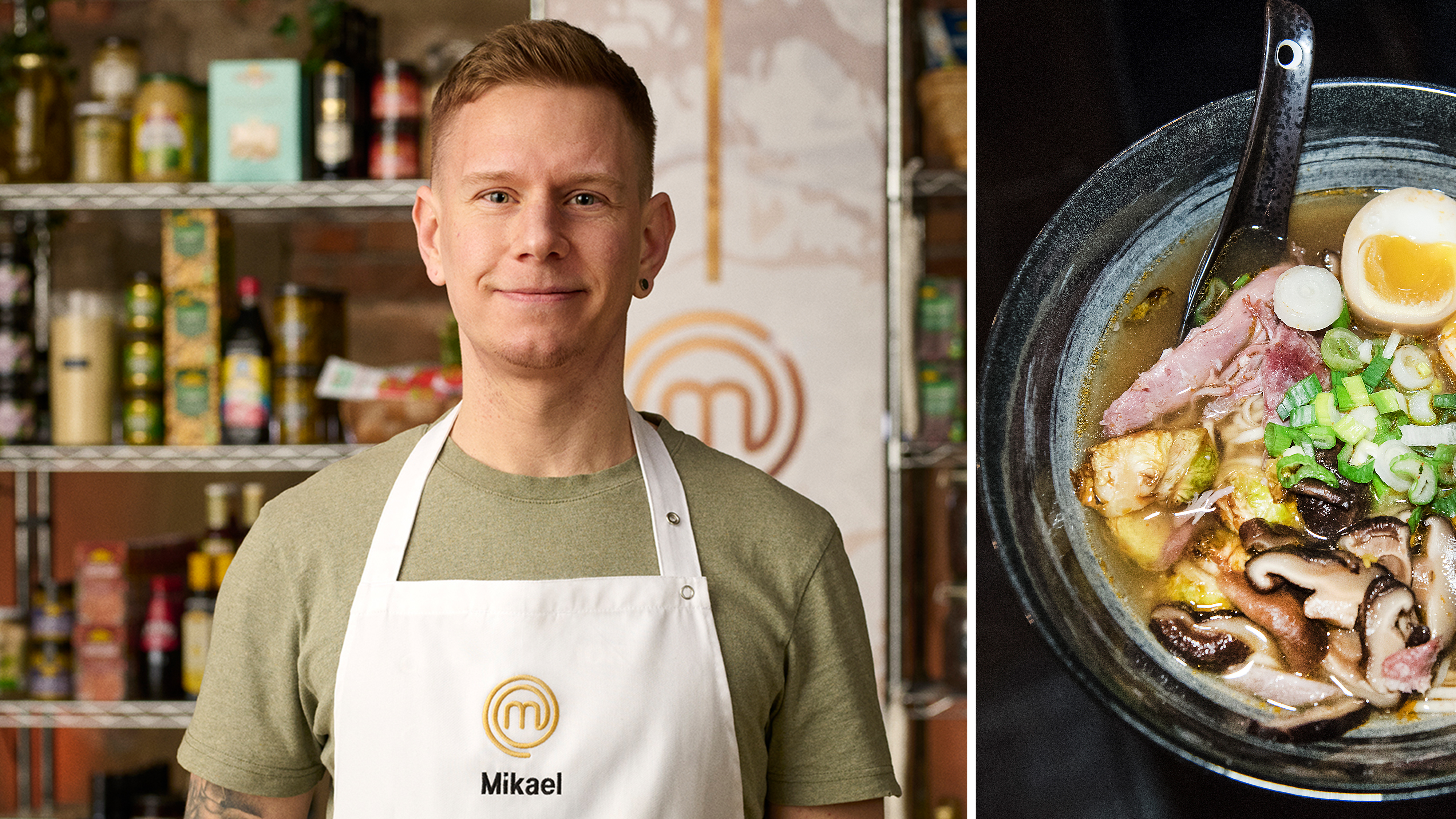 En person med ett "Mikael"-förkläde står i ett kök; bredvid visas en närbild av en ramen-skål med ägg, svamp, kött och grön lök.