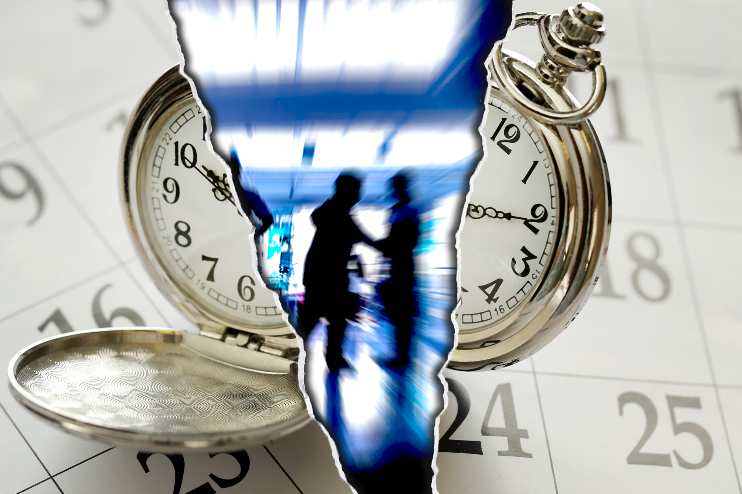 Ett iturivet foto på en klocka och kalender, i vars mitt syns en bild på suddiga silhuetter i vårdmiljö.