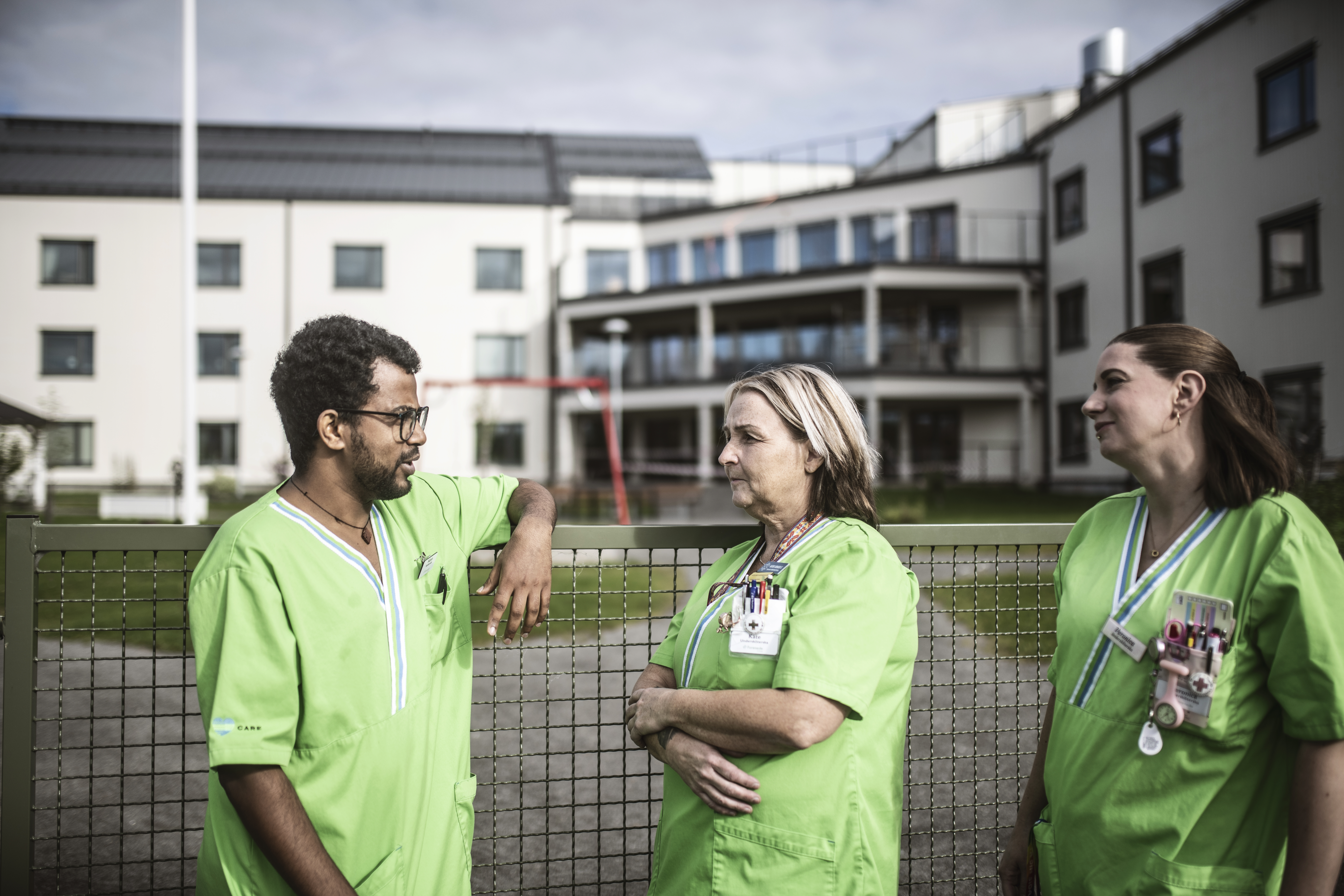 Haben Bahre, Kathe Arnabo Gawek och Veronica Widén framför Forenade Cares äldreboende på Tullkvarnsvägen i Krokom.