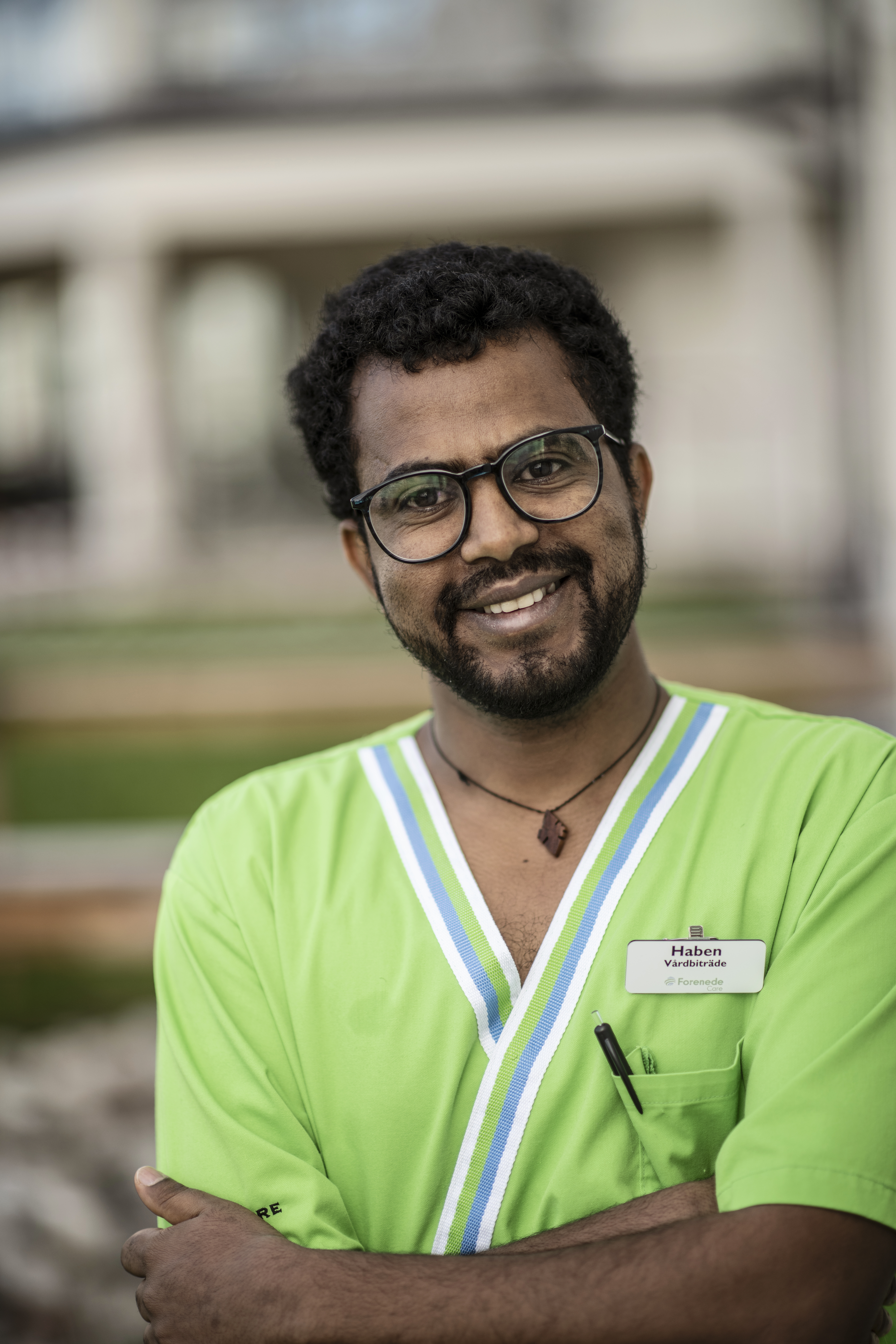 Haben Bahre i gröna arbetskläder.