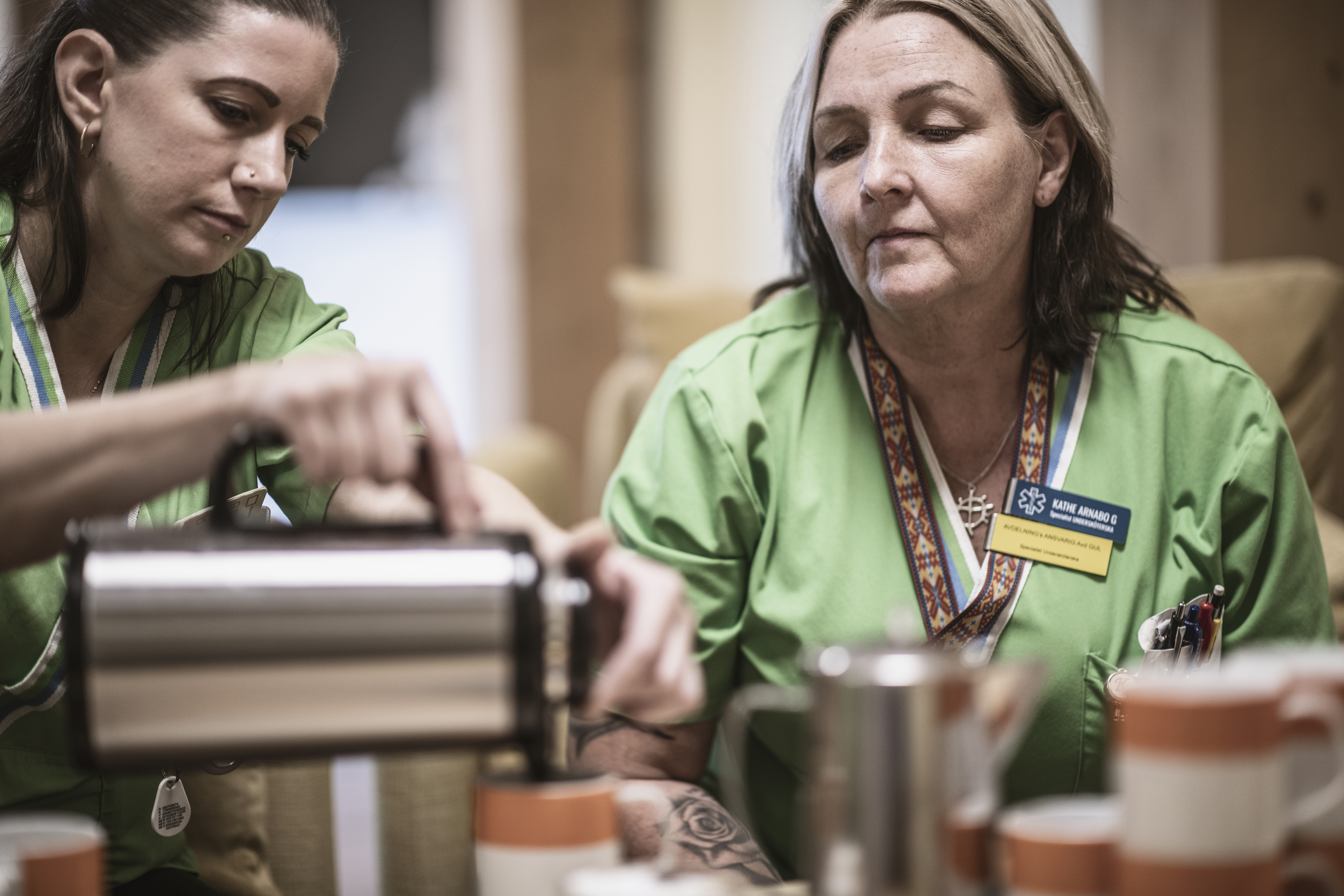 Veronica Widén häller upp jaffe åt sig och Kathe Arnabo Gawek.