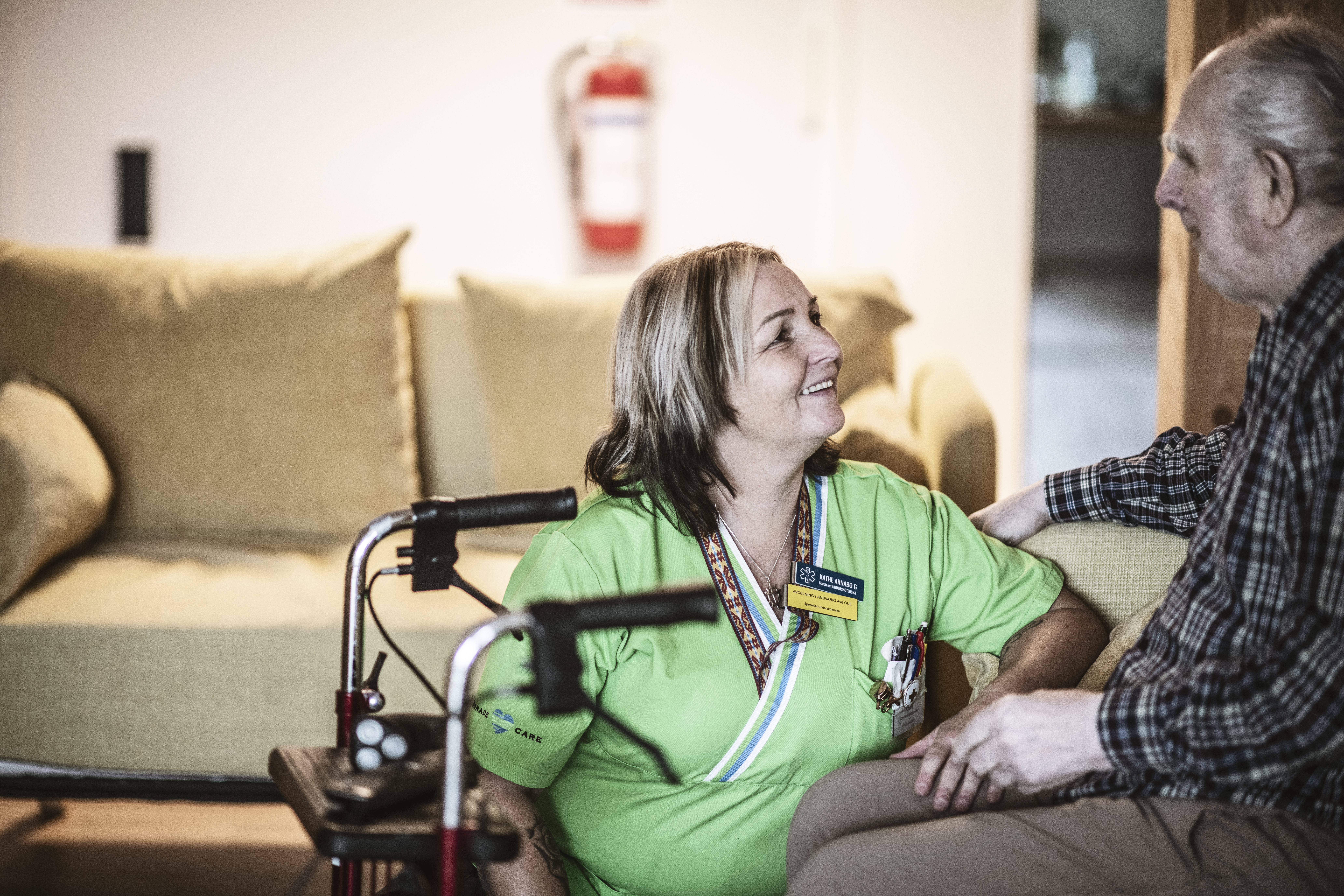 Kathe Arnabo Gawek och Gunnar sitter och pratar.