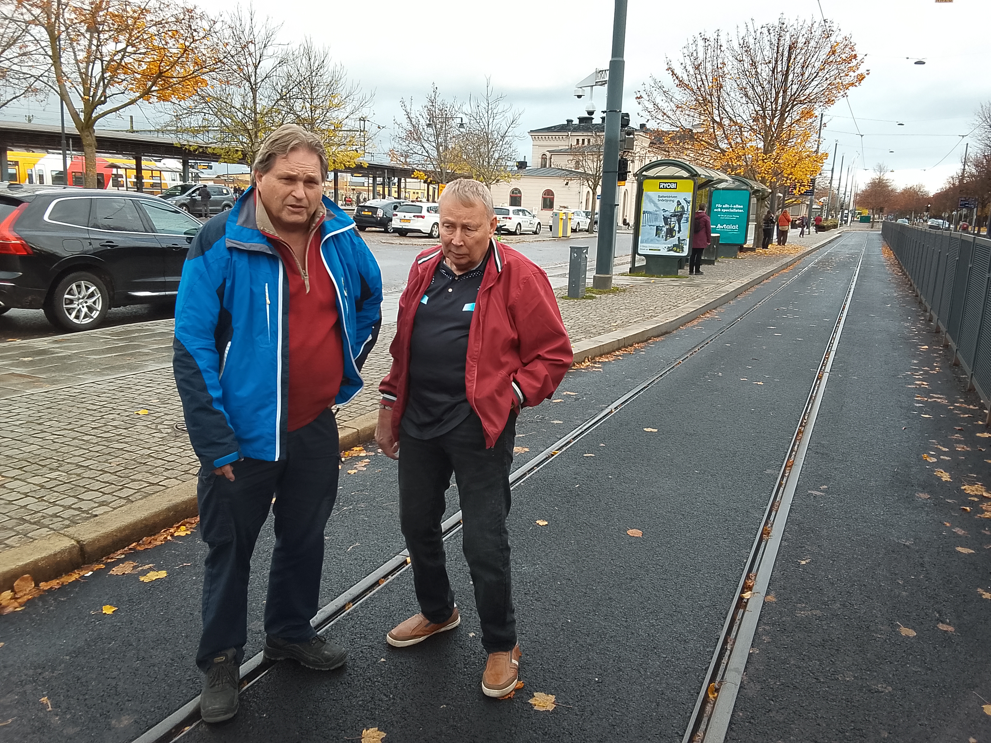 Anders Sköld och Bo Lingestig vid nyasfalterade Resecentrum