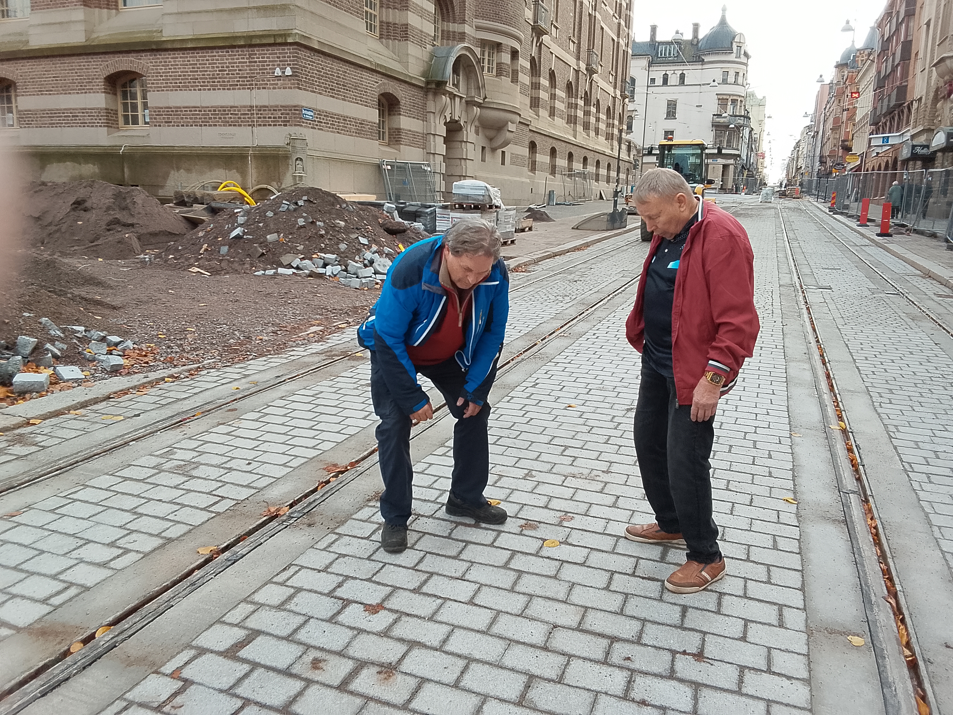 Anders Sköld och Bo Lingestig vid Rådhuset på Drottninggatan.