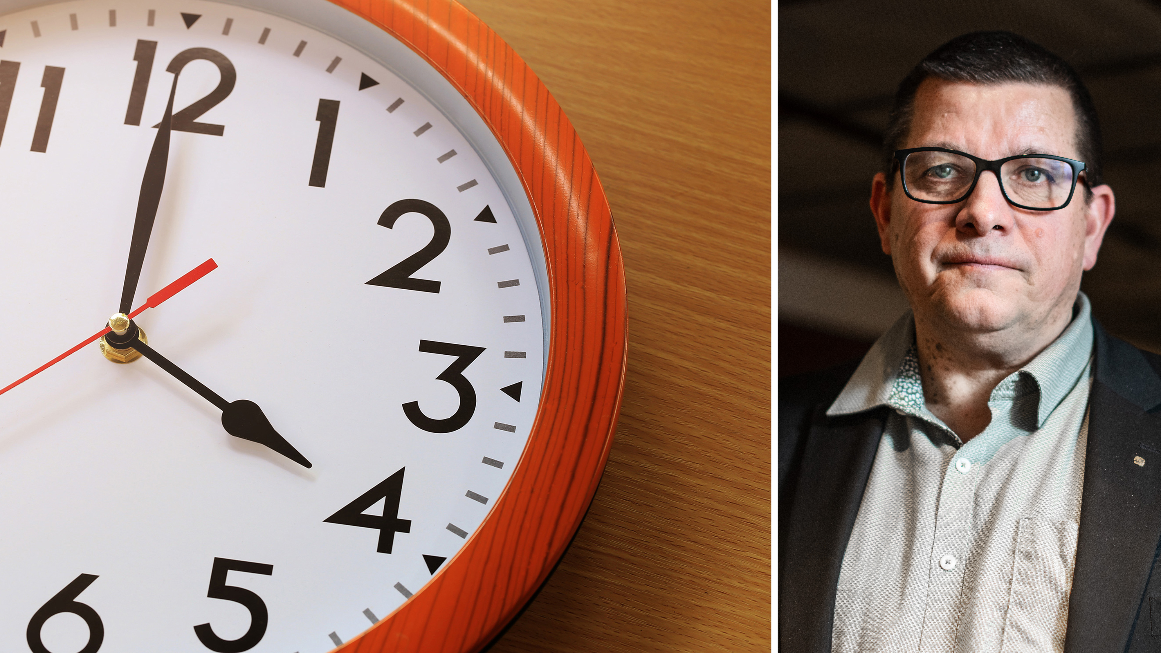 En väggklocka som visar 2:59 till vänster och en man med glasögon och kostym som står inomhus till höger.