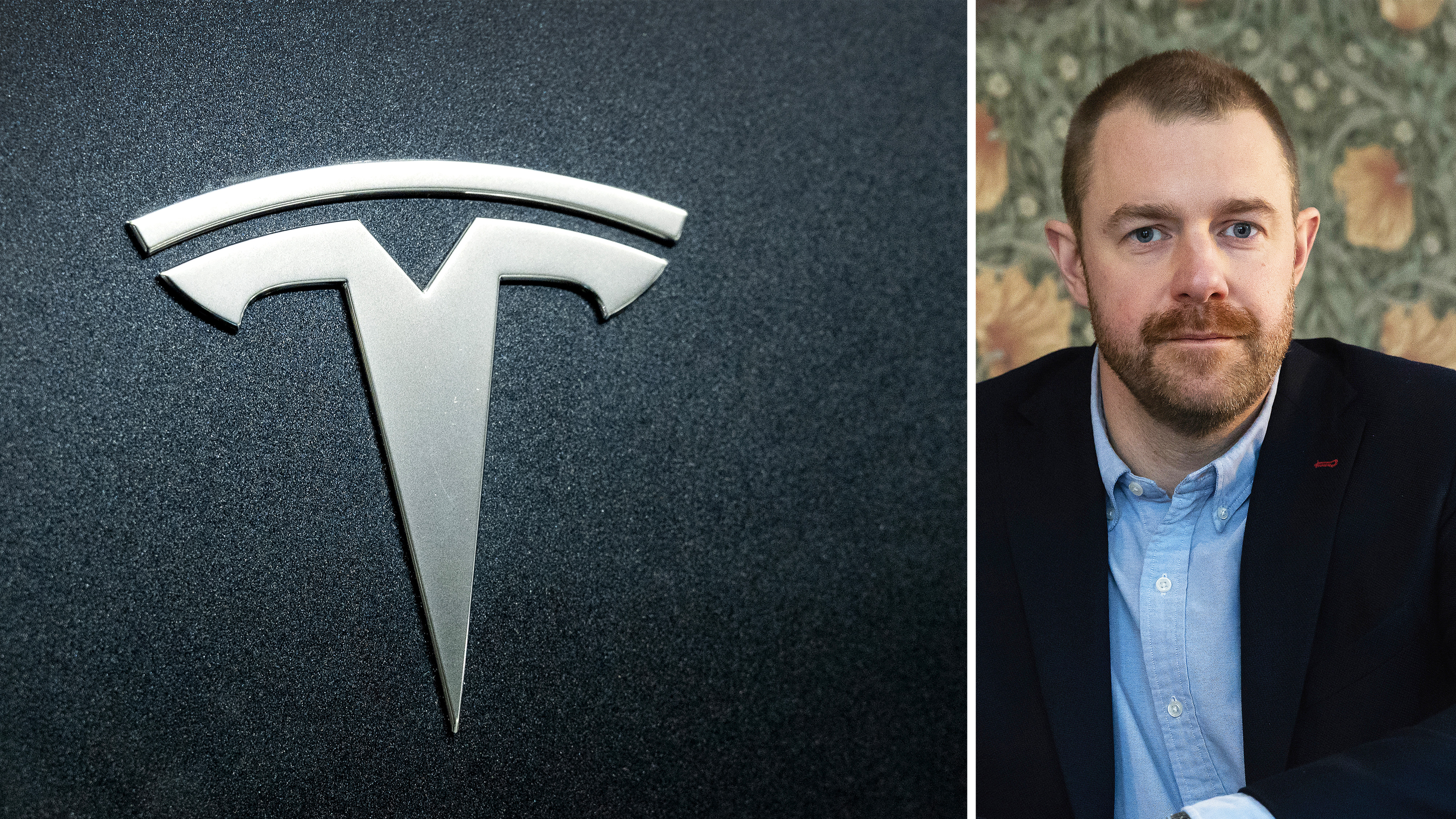 På vänster sida kan du se Tesla-logotypen på en svart bakgrund. Till höger sitter en man i blå skjorta och svart kavaj framför en mönstrad vägg.