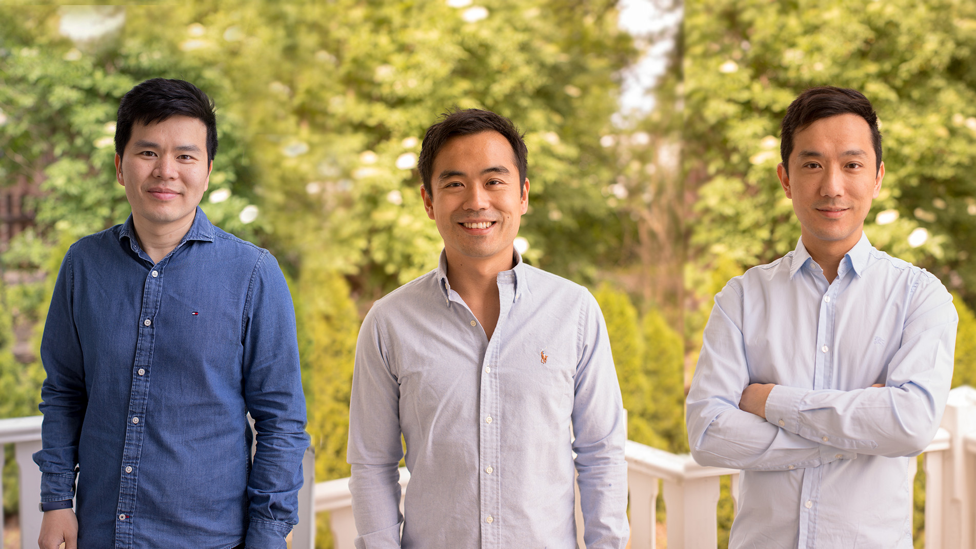 Tre män står bredvid varandra utomhus framför växtlighet. Alla har långärmade skjortor och tittar mot kameran.