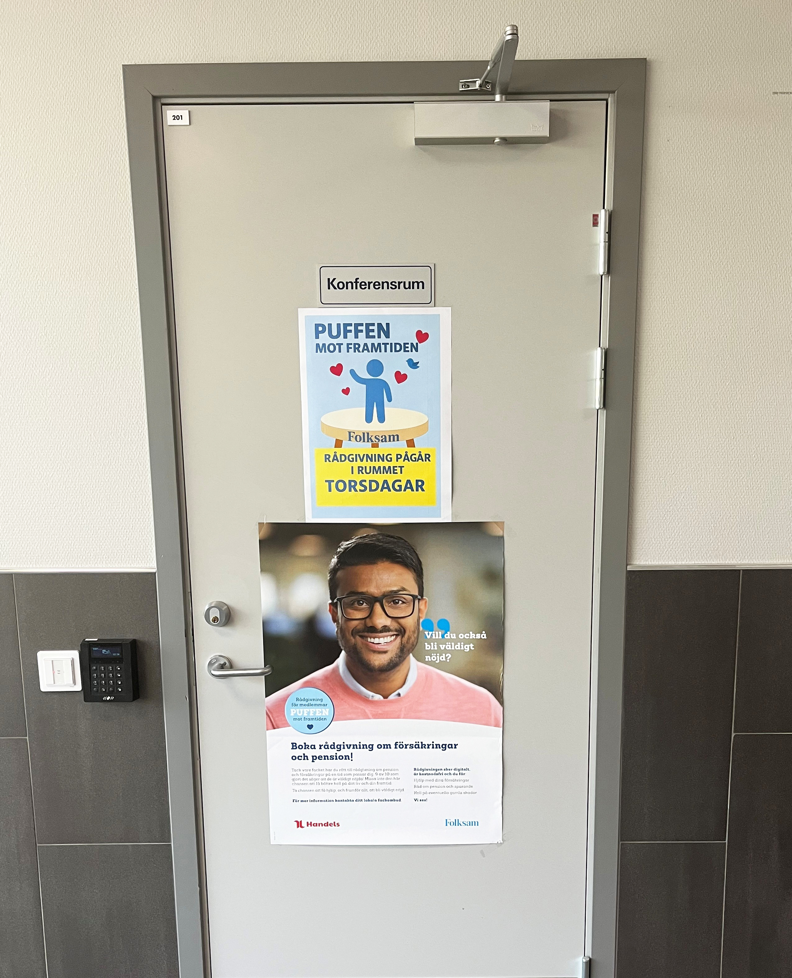 En stängd dörr med två affischer, en om rådgivning på torsdagar på svenska.