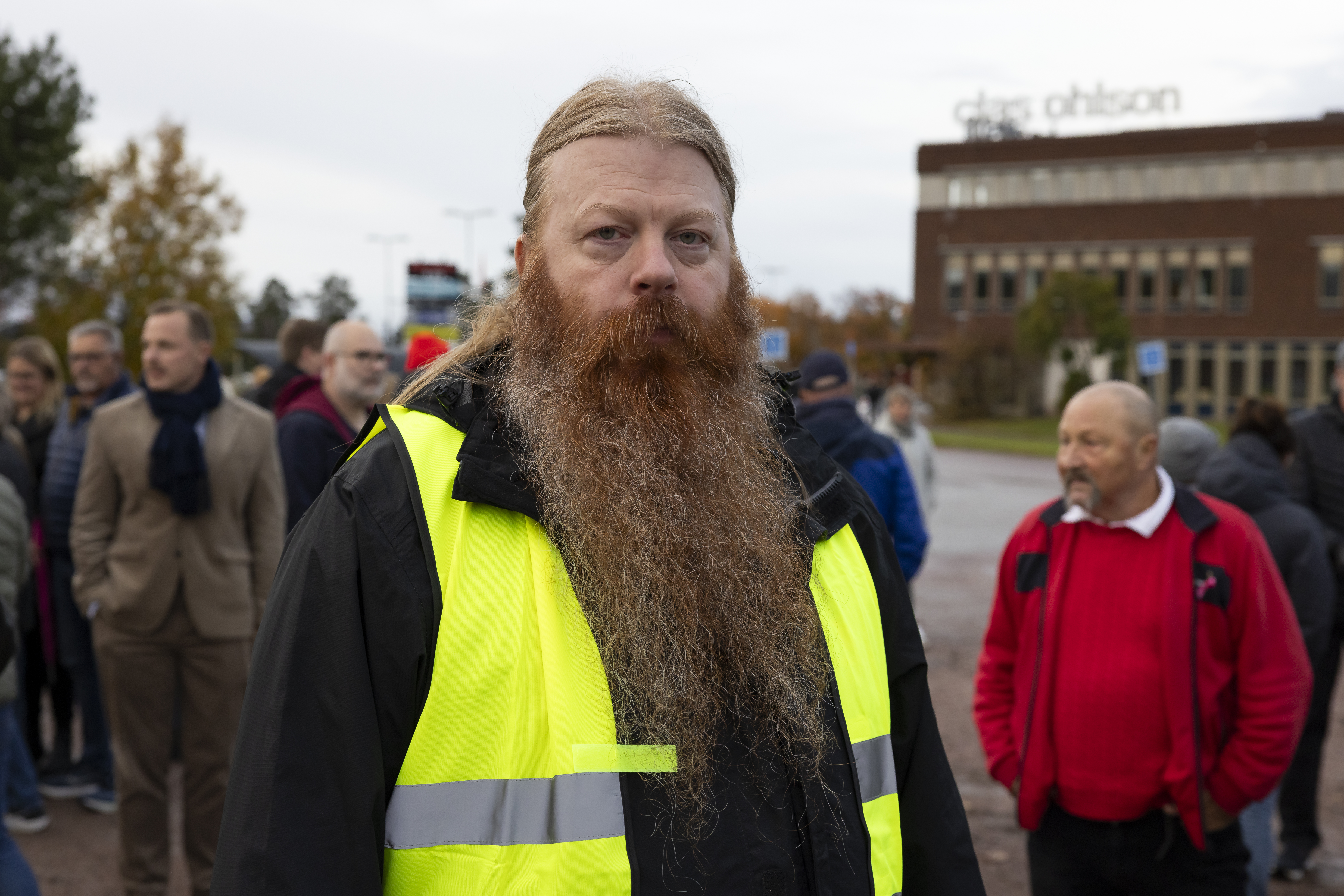 Ljushårig man med gul reflexväst, samt med långt rött skägg.