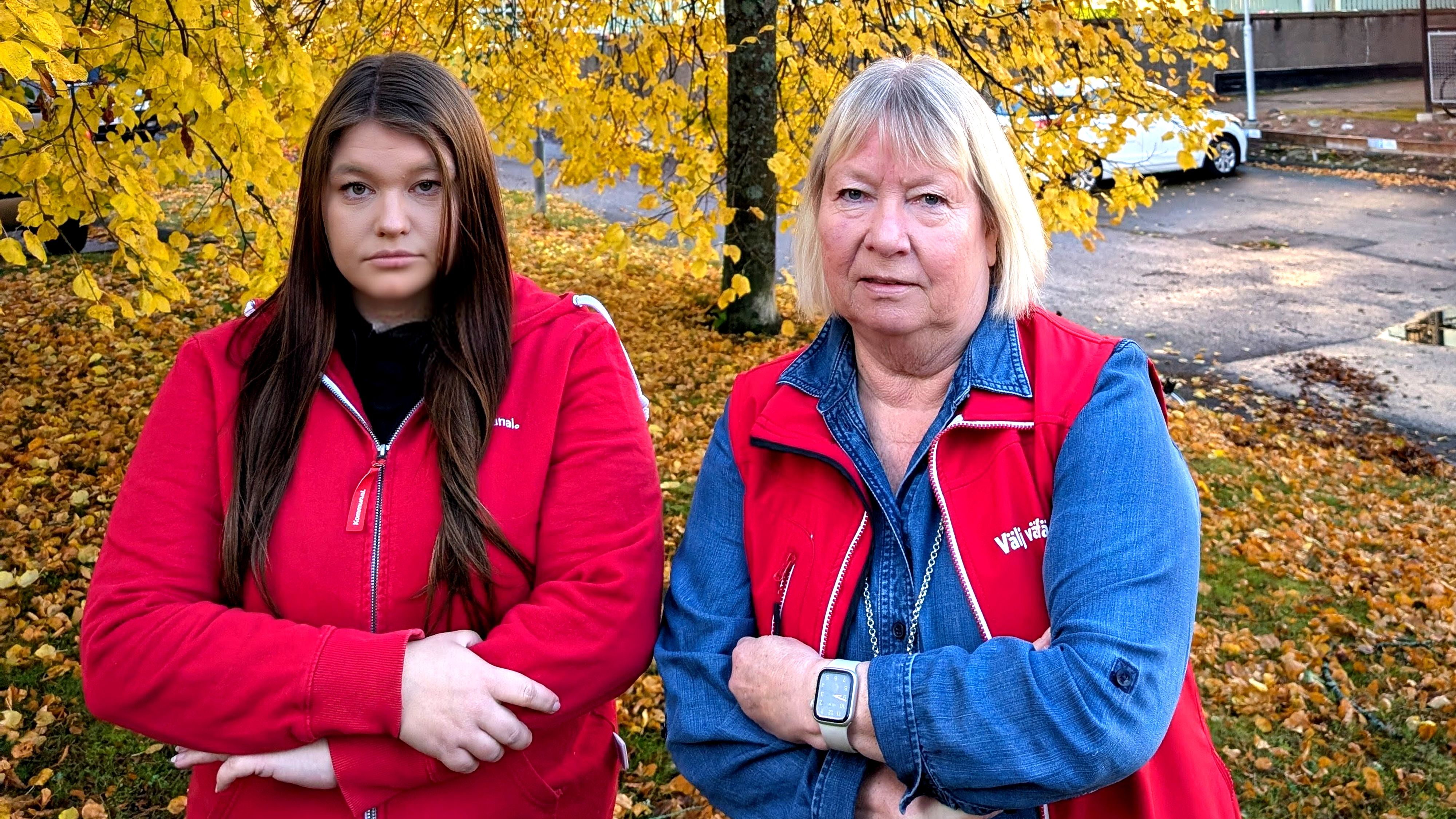 Två kvinnor i höstmiljö.