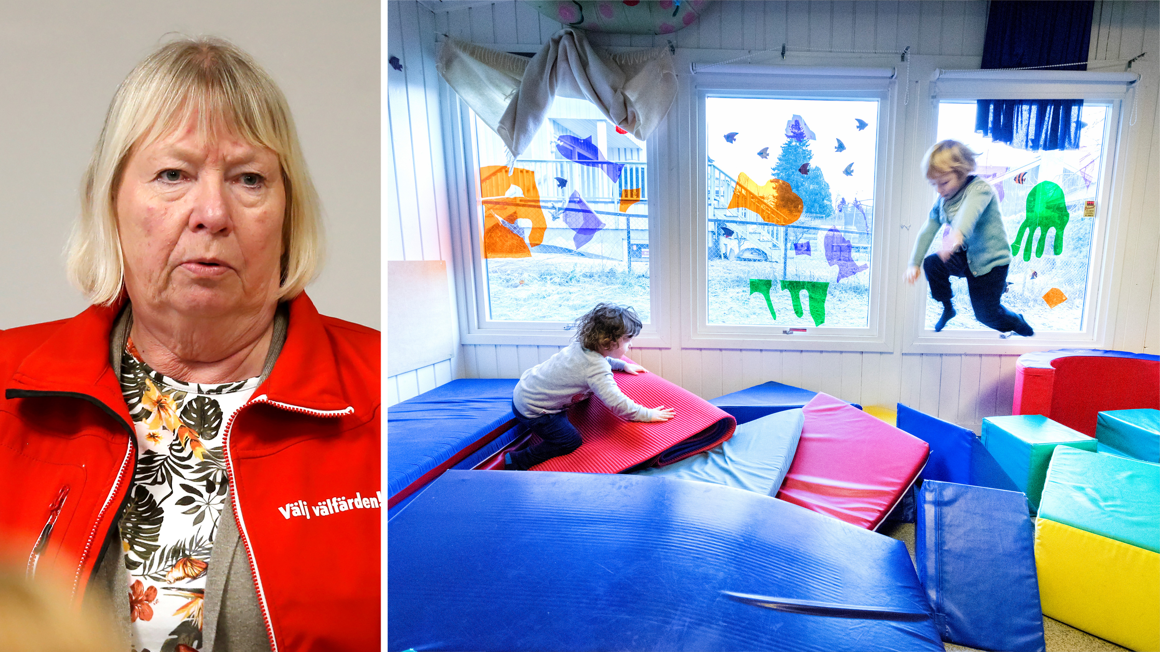 En kvinna i röd jacka står till vänster. Till höger leker två barn på mattor i ett rum med dekorerade fönster.