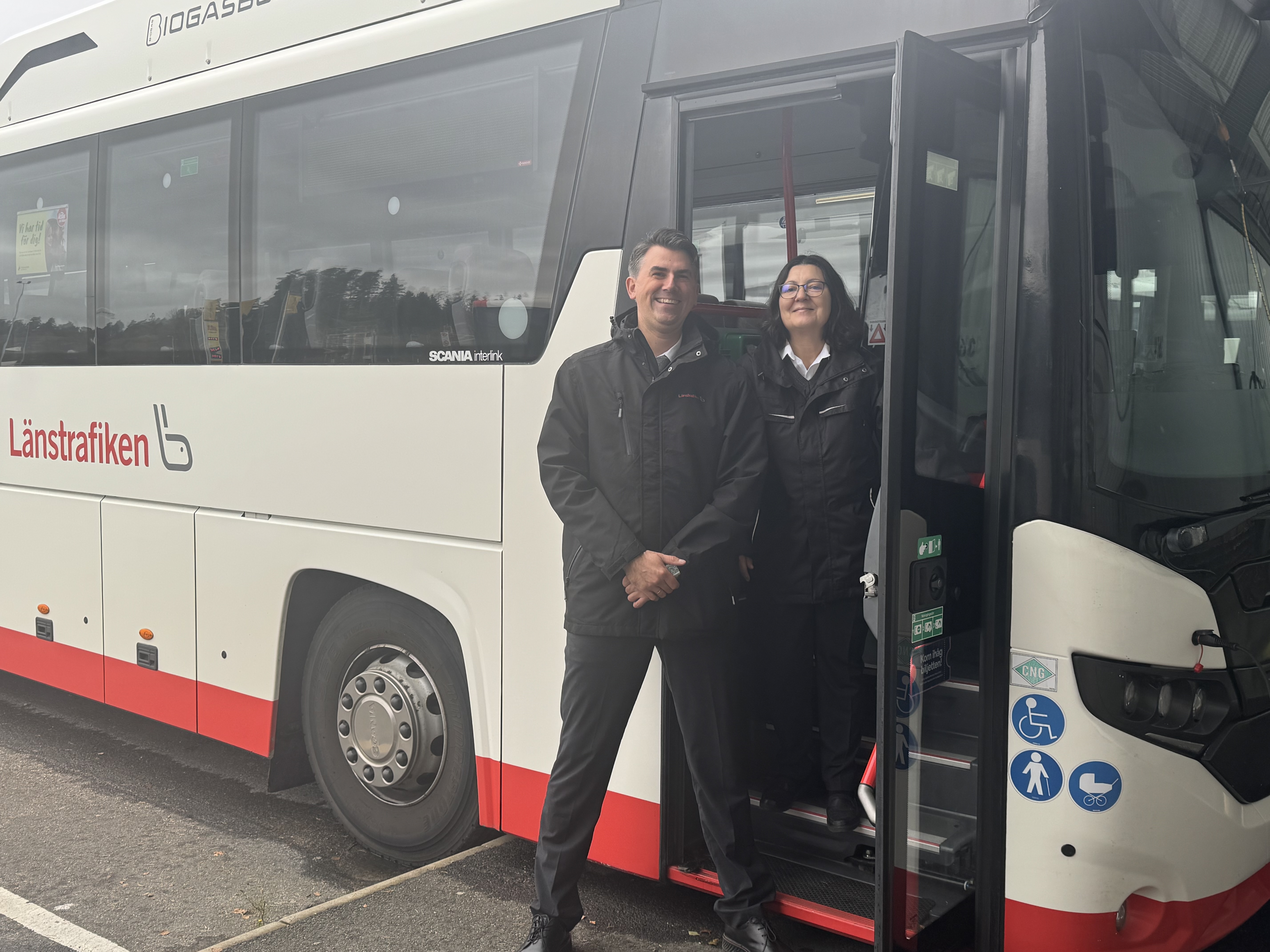 Henry Freeland och Snezana Dojcinoviska står utanför en buss.