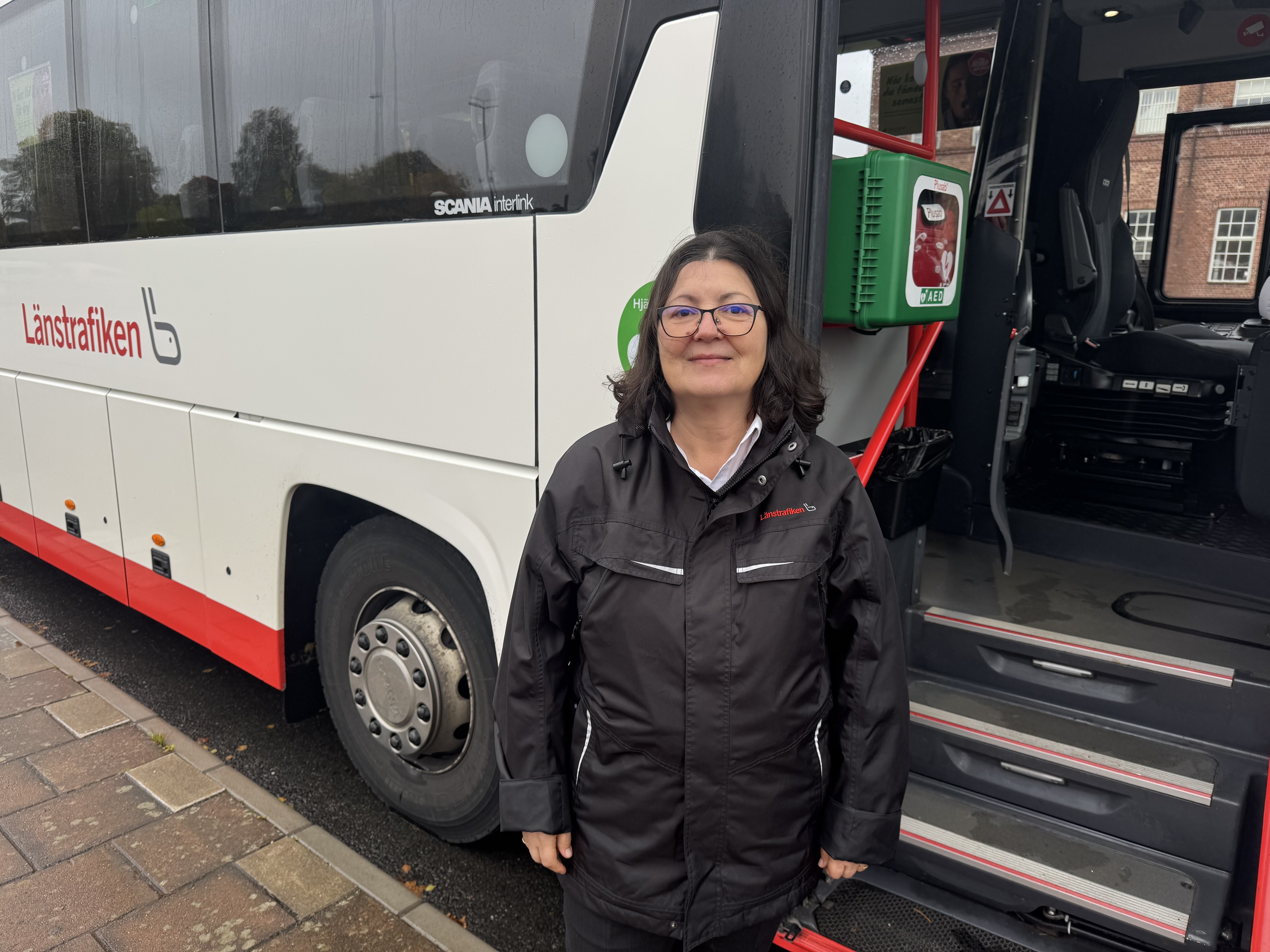 Snezana Dojcinoviska står utanför en buss.