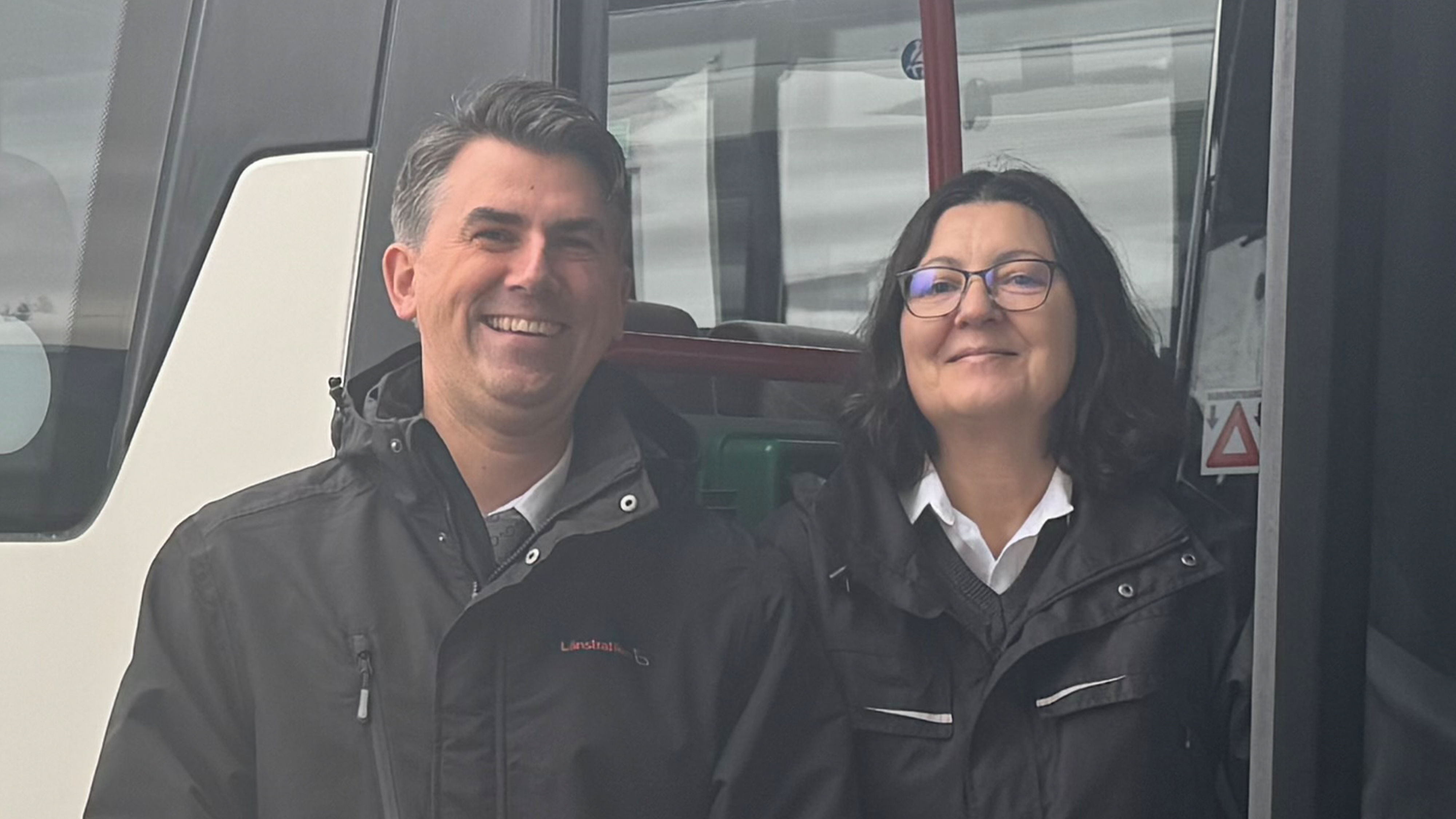 Henry Freeland och Snezana Dojcinoviska står utanför en buss.
