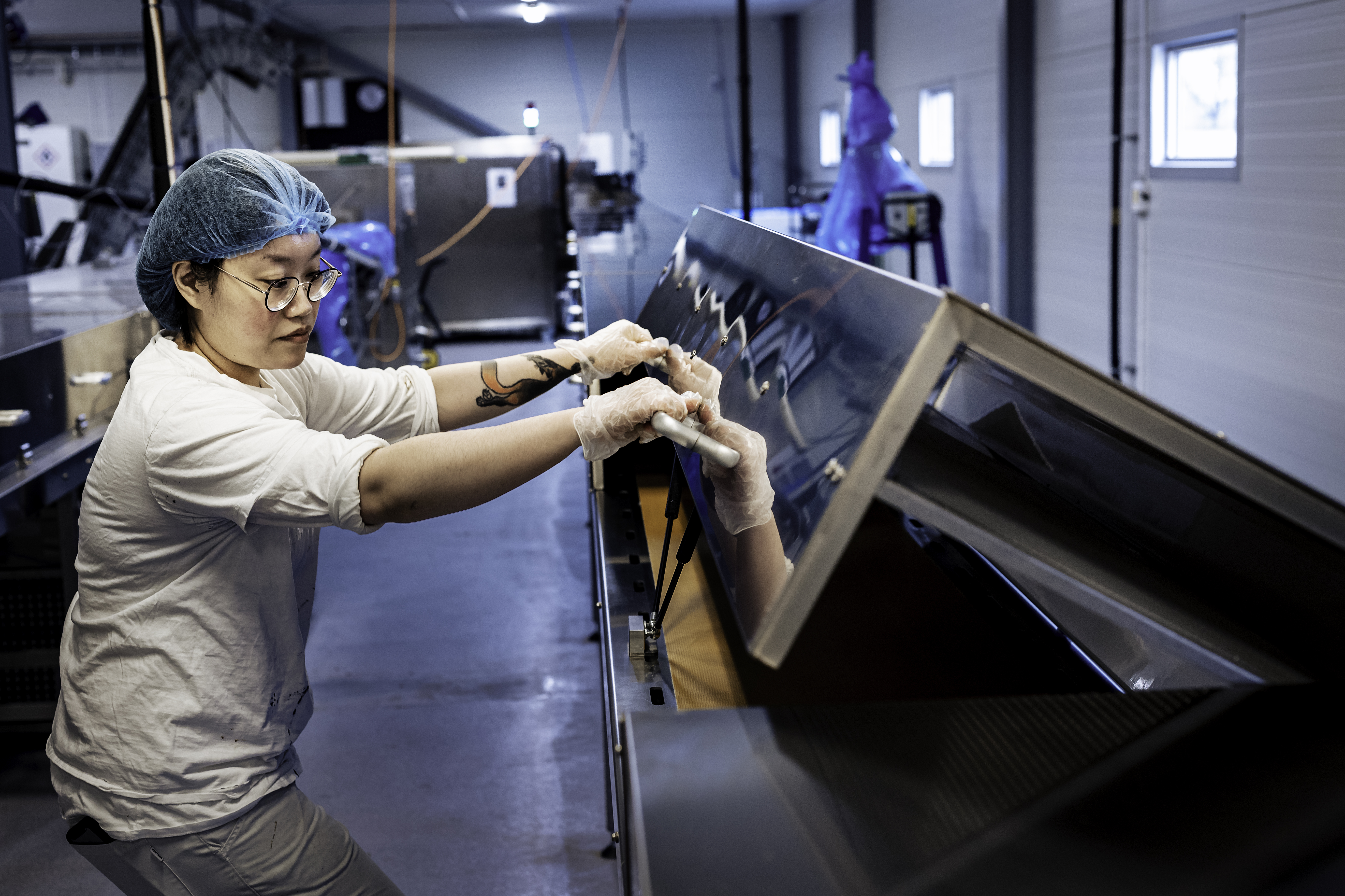 Jieying Ni arbetar i fabriken.