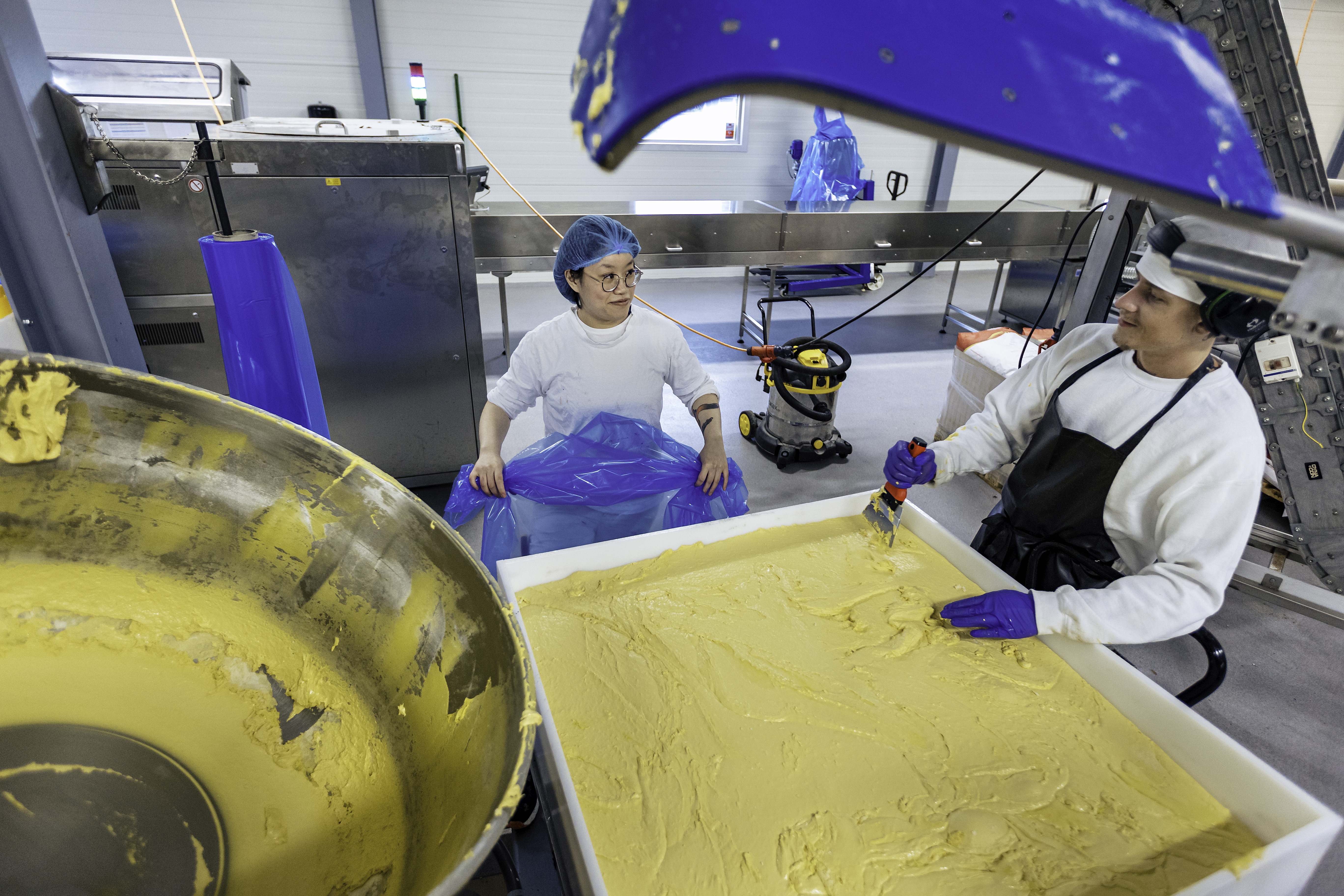 Jieying Ni och kollegorna arbetar i fabriken.