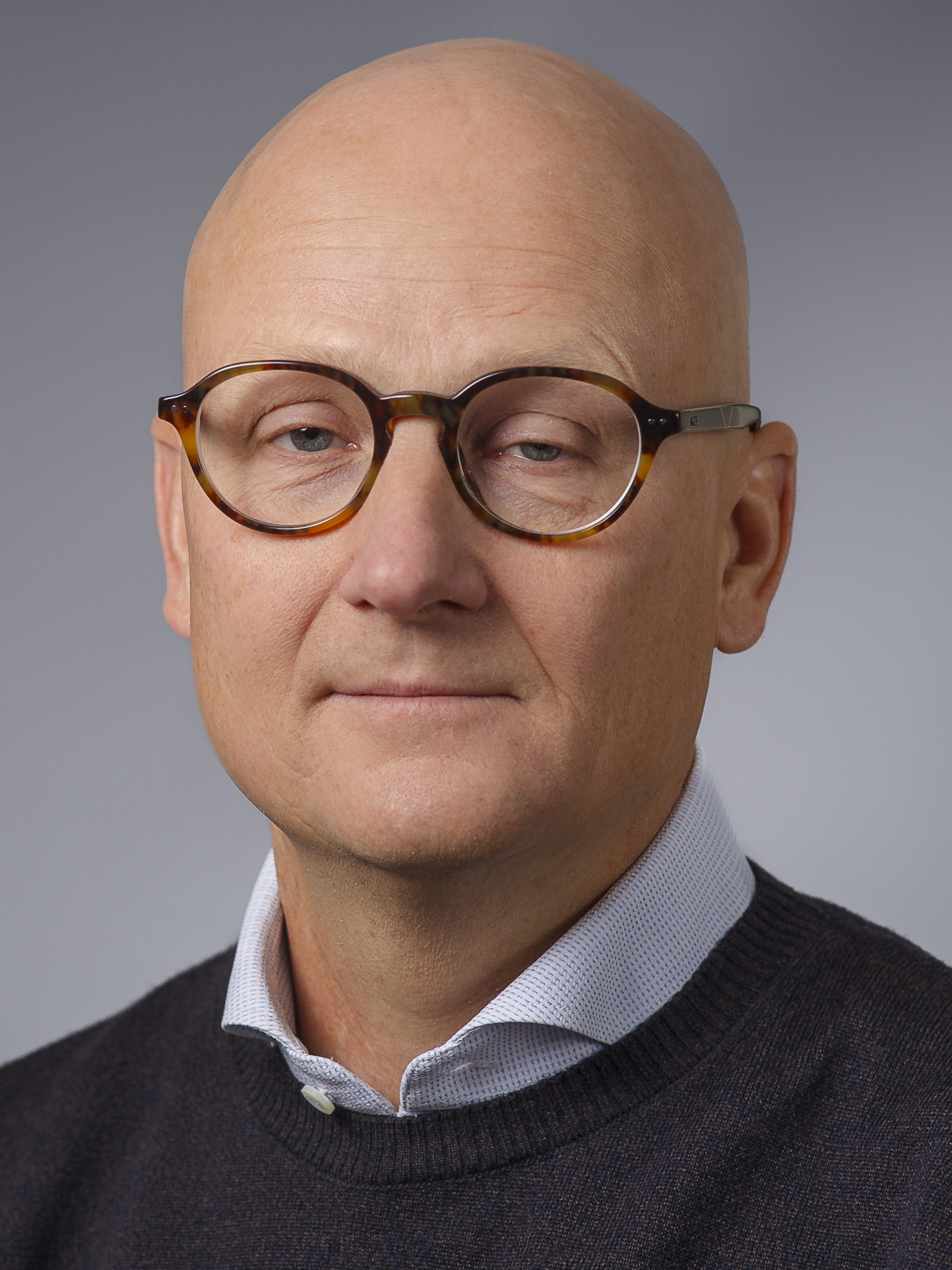 Porträtt på Johan Lundberg i glasögon.