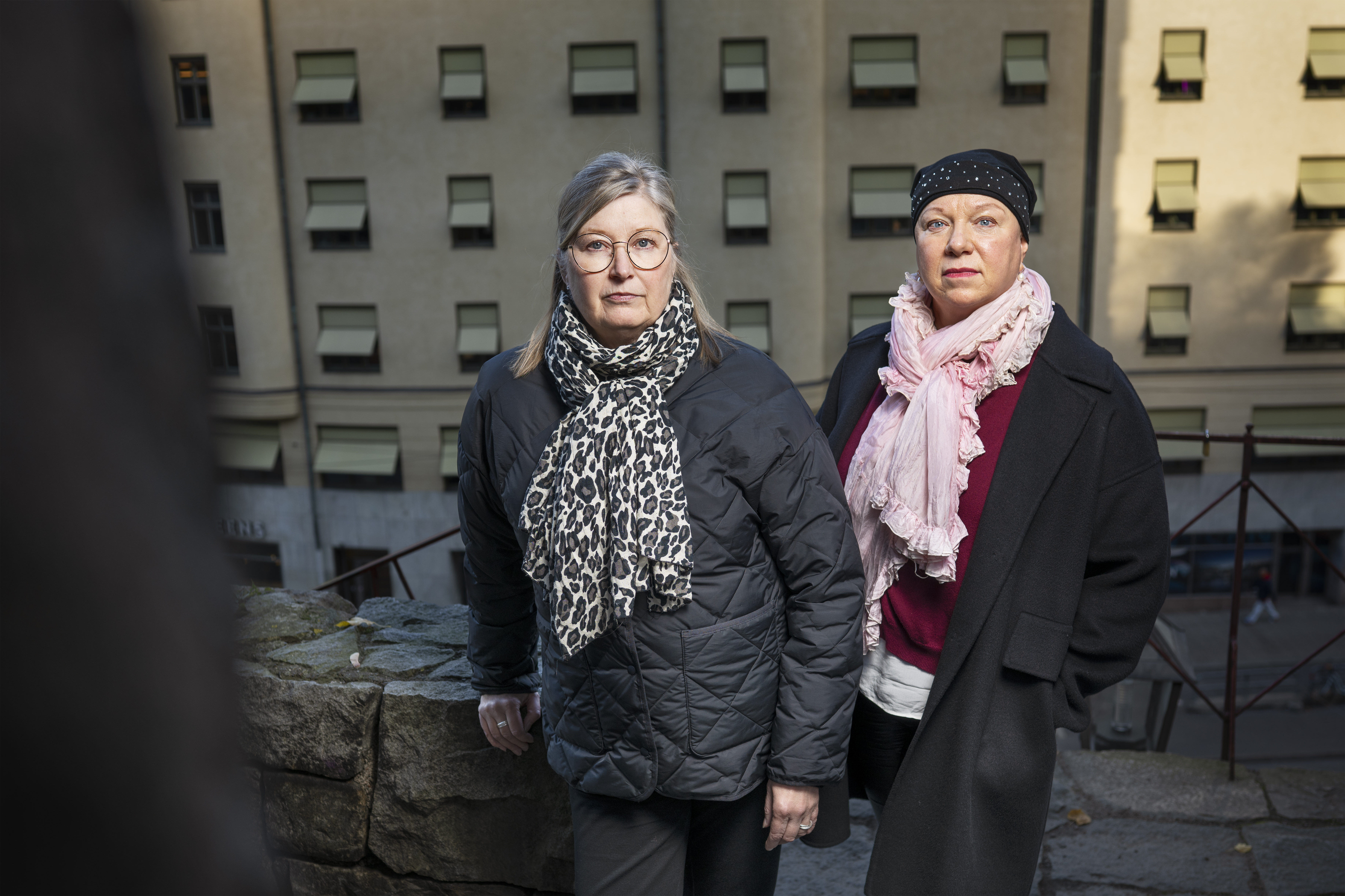 Susanne Svensson och Charlotta Stensson utanför sitt kontor vid Slussen i Stockholm.