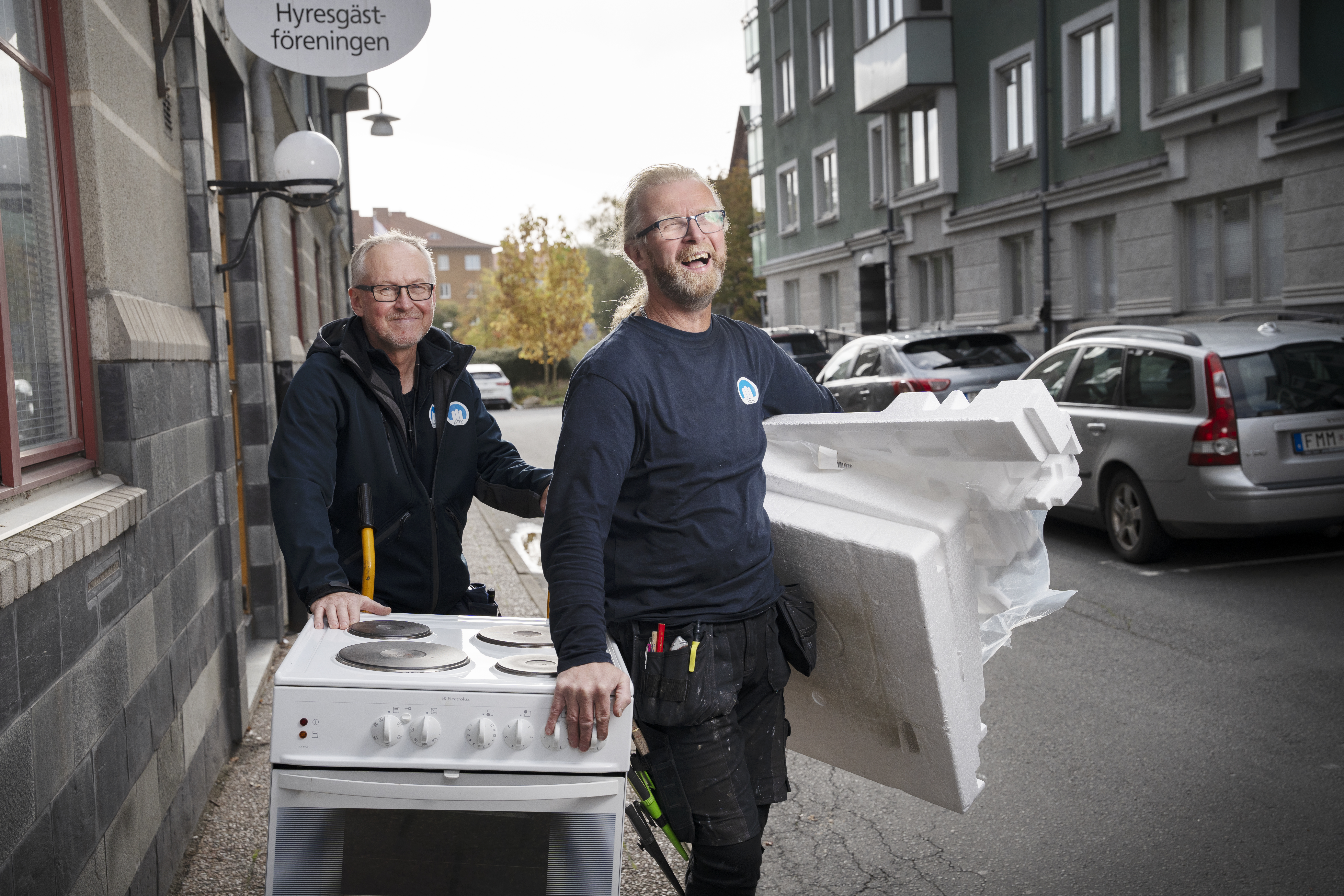 Roger Pettersson och Evert Bischof arbetar utomhus