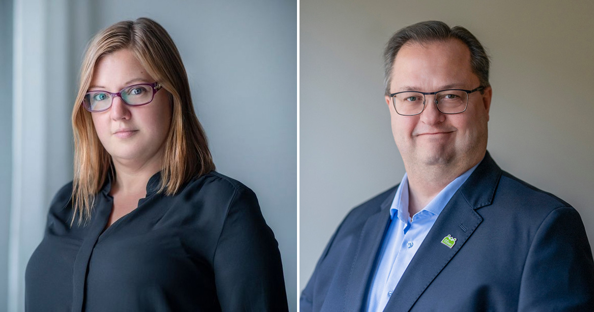 En kvinna med glasögon och svart tröja samt en man med glasögon, mörk kostym och blå skjorta visas på porträttfoton mot enkla bakgrunder.