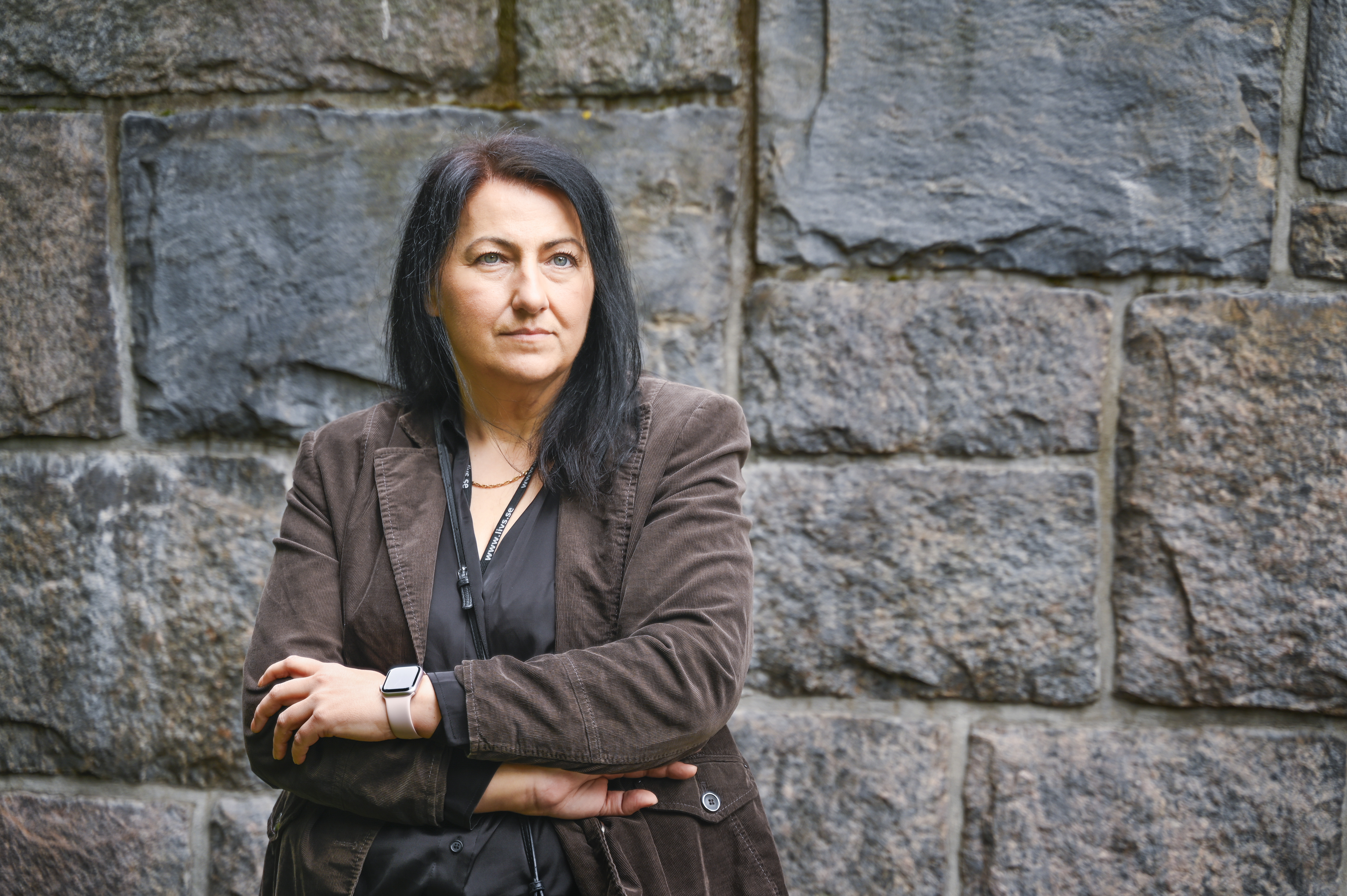 Natasa Stojkovic framför en stenmur