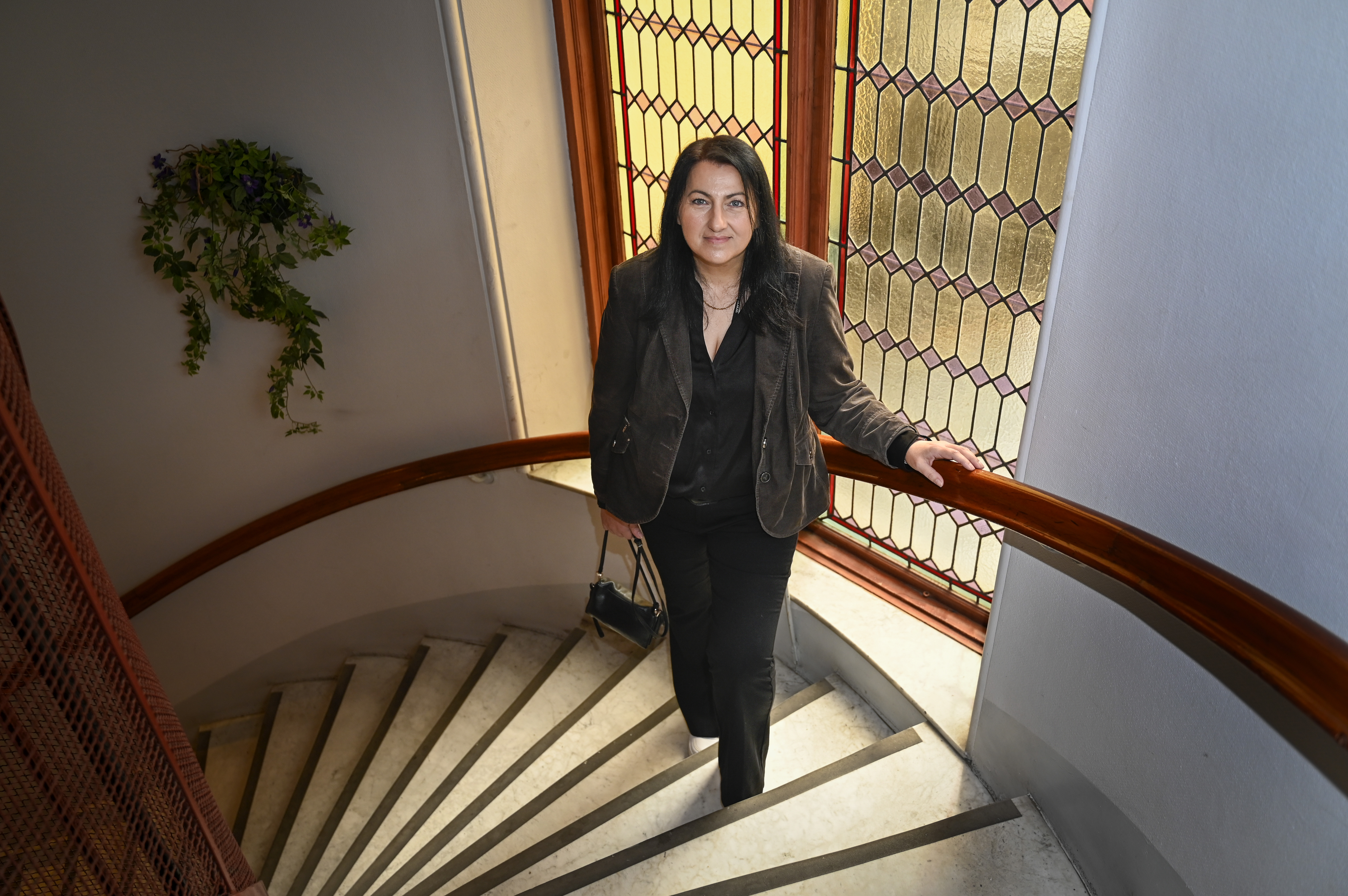 Natasa Stojkovic går uppför en trappa.