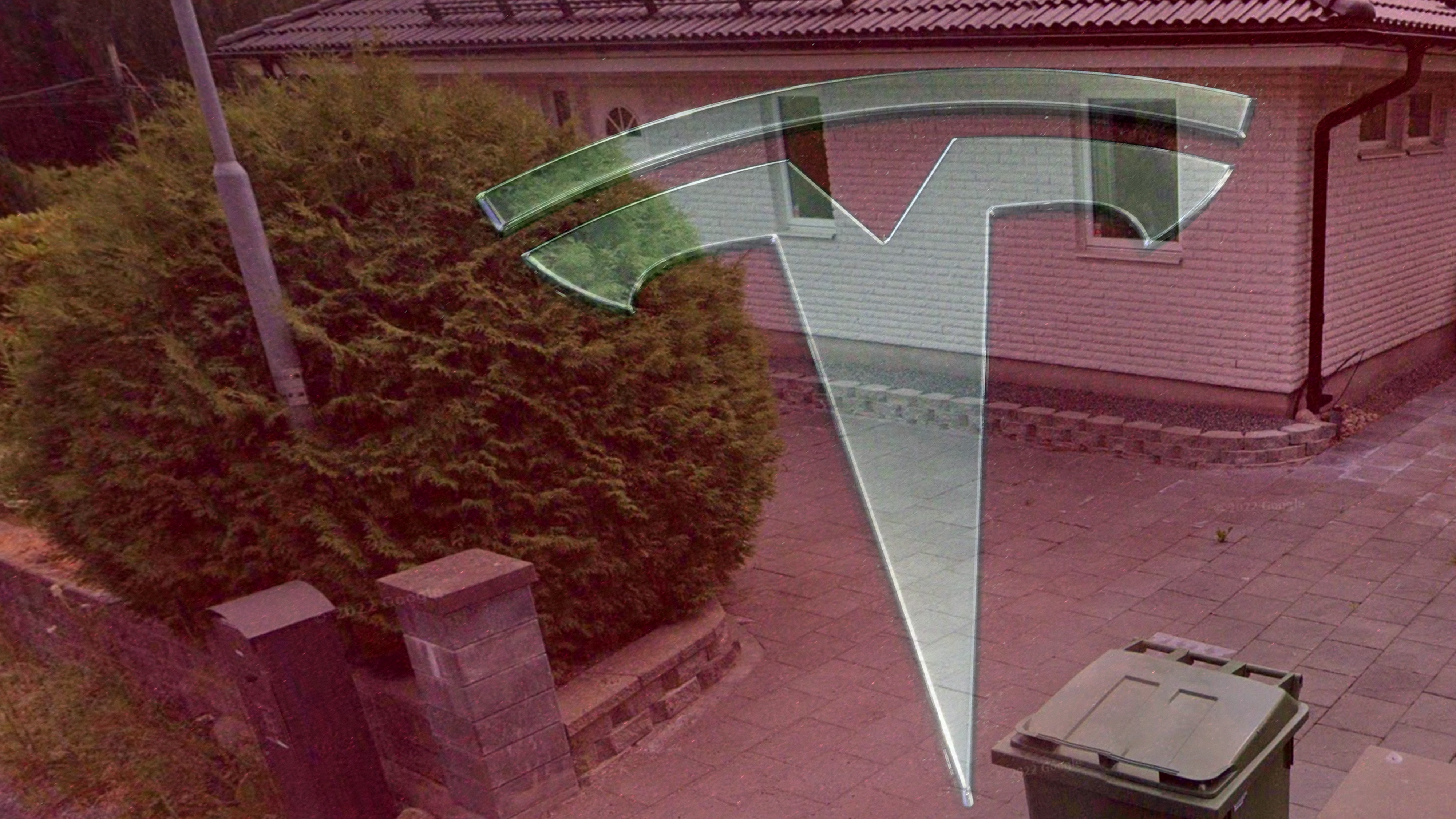 En genomskinlig Tesla-logotyp är placerad ovanpå ett bostadshus med en buske, gångväg och grön soptunna i förgrunden.