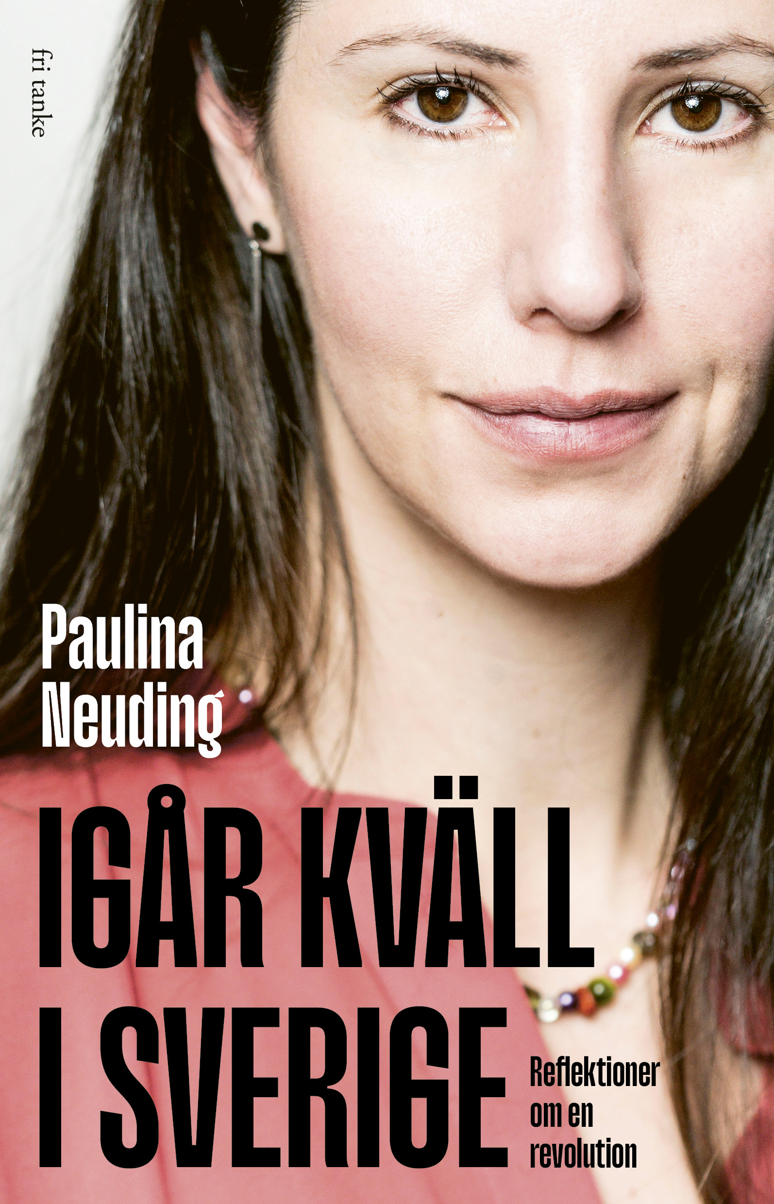 Bokomslag med närbild av en kvinnas ansikte. Titeln "Igår kväll i Sverige" och Paulina Neudings namn syns tydligt. Text på svenska.