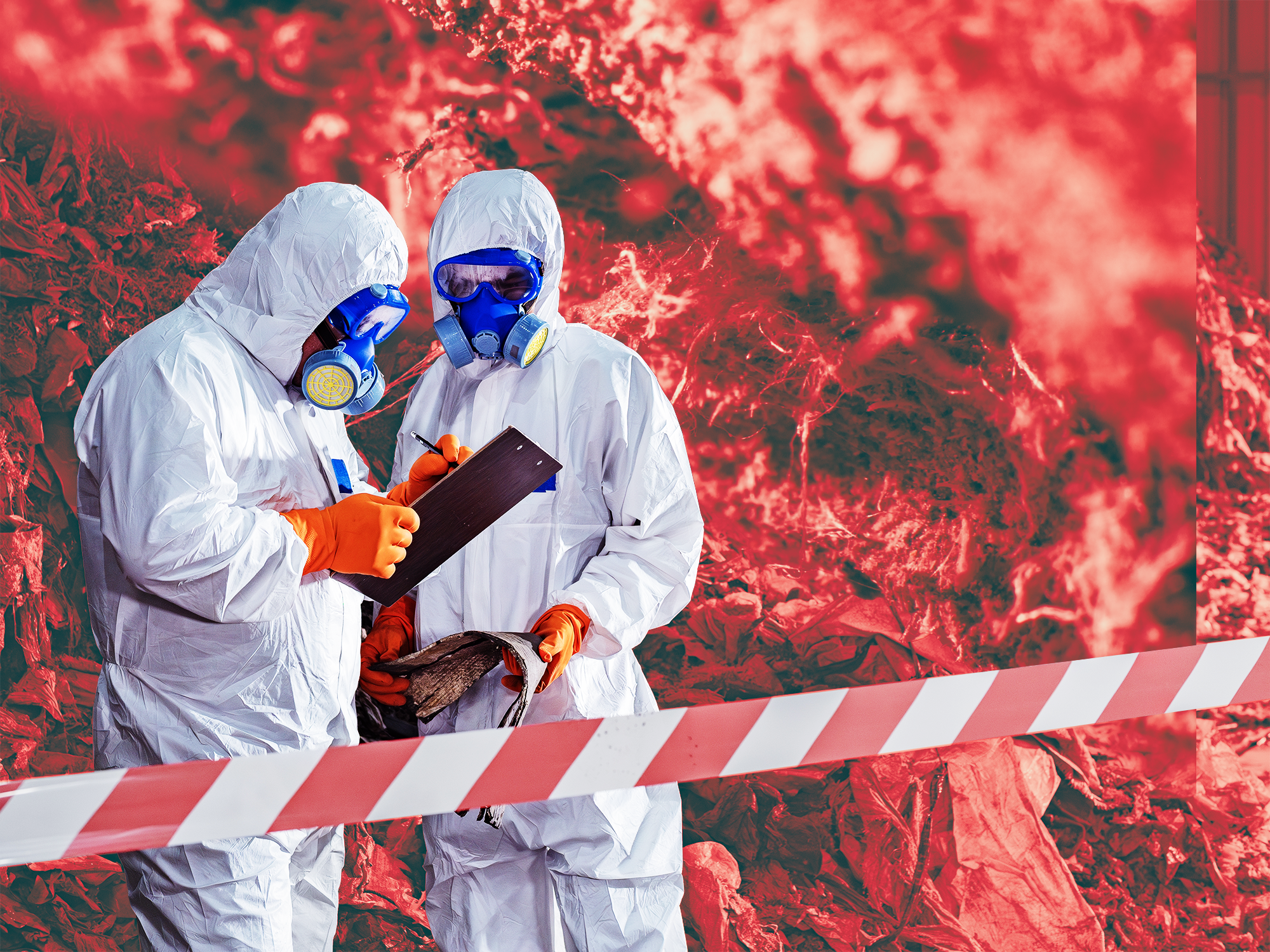 Två personer i skyddsdräkter och masker bakom en avspärrningstejp.
