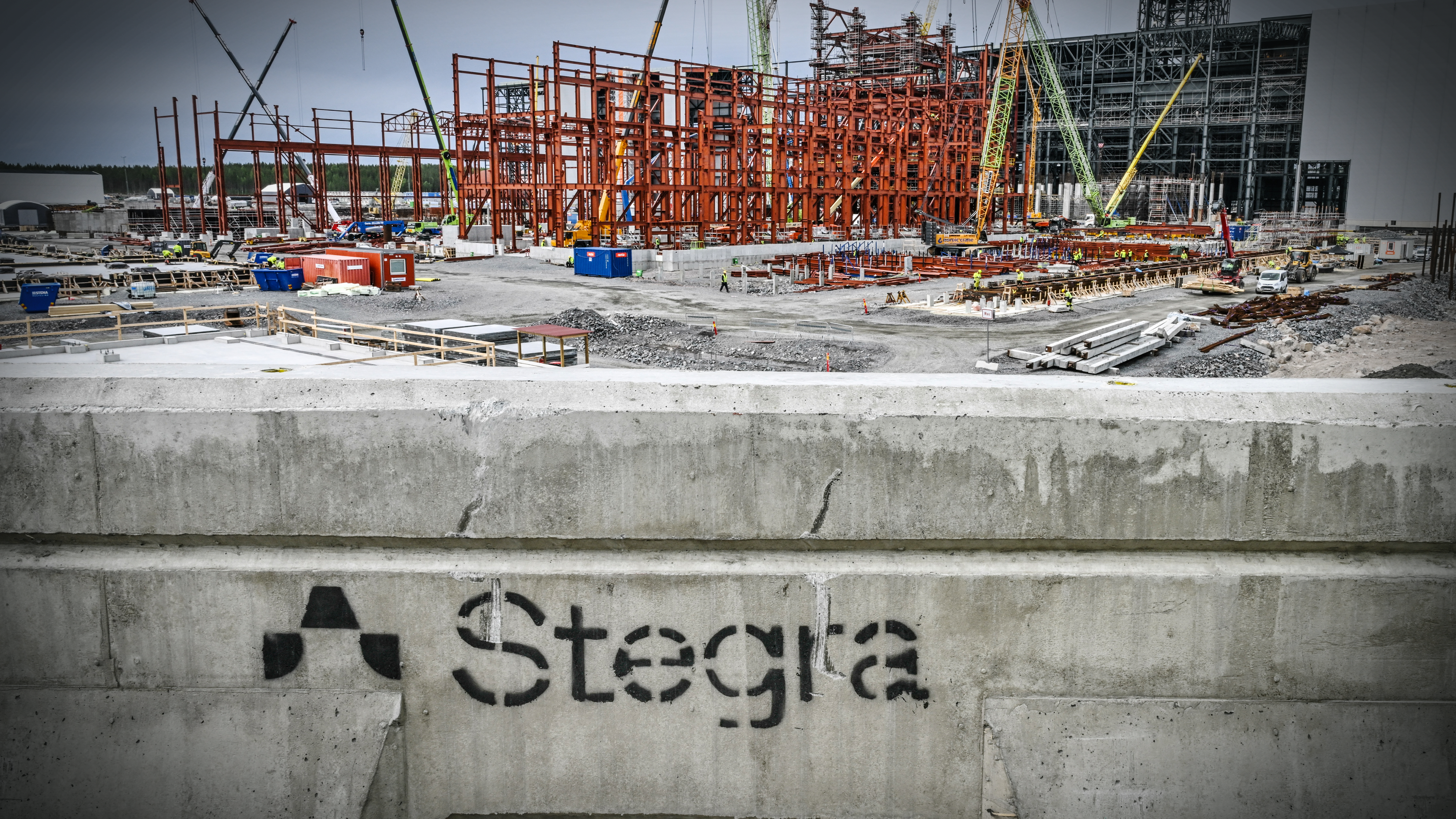 Bild på industribygge. I förgrunden en betongklump där det står Stegra.
