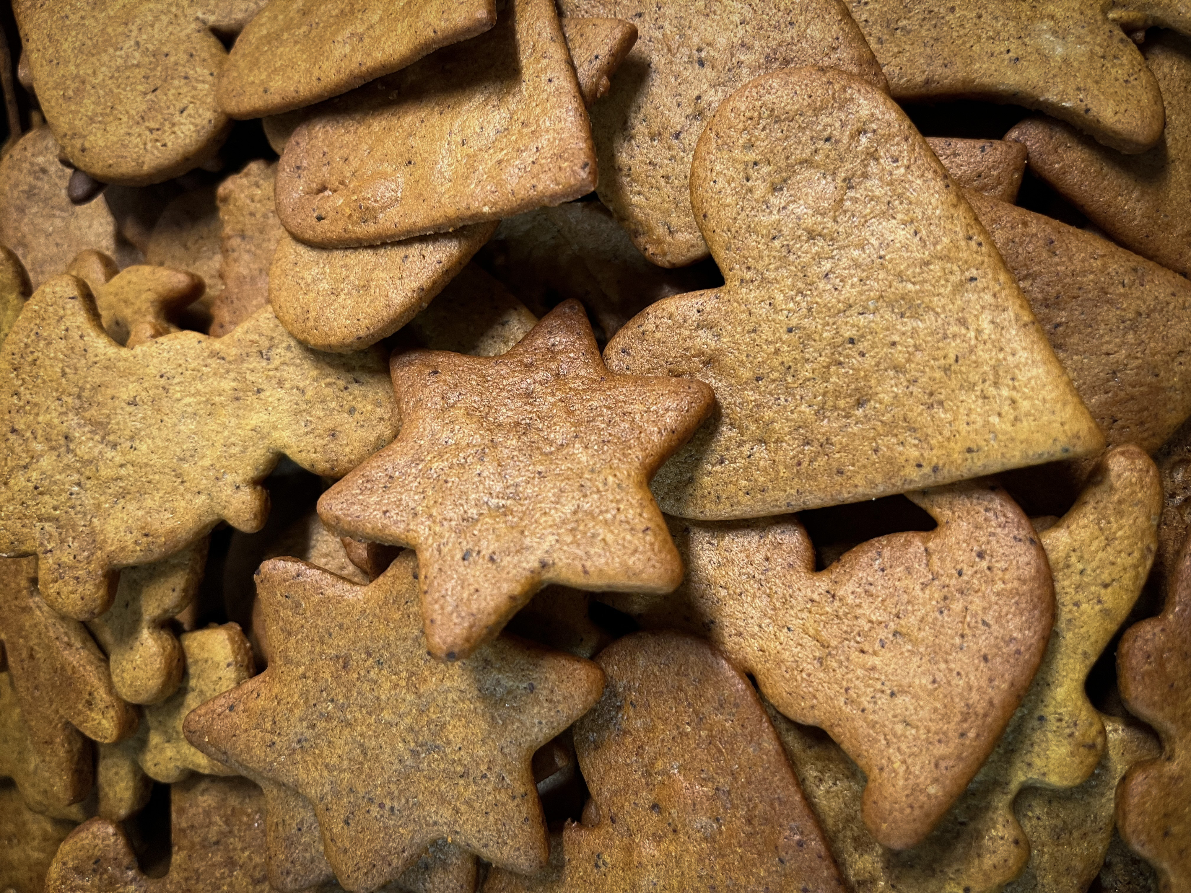 En hög pepparkakor i olika former, till exempel stjärnor, hjärtan och djur.