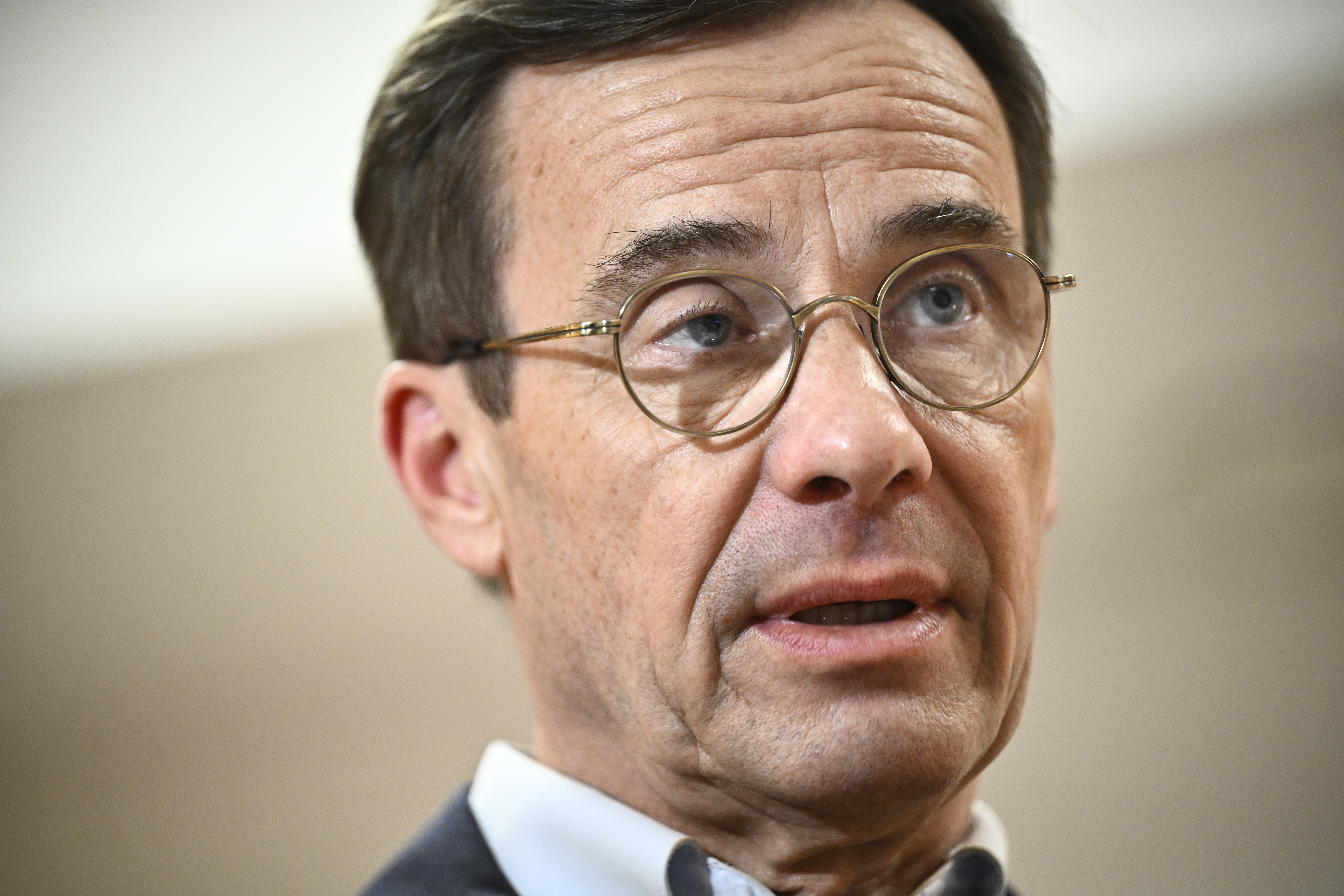 Ulf kristersson med glasögon talar, bilden visar honom i närbild.